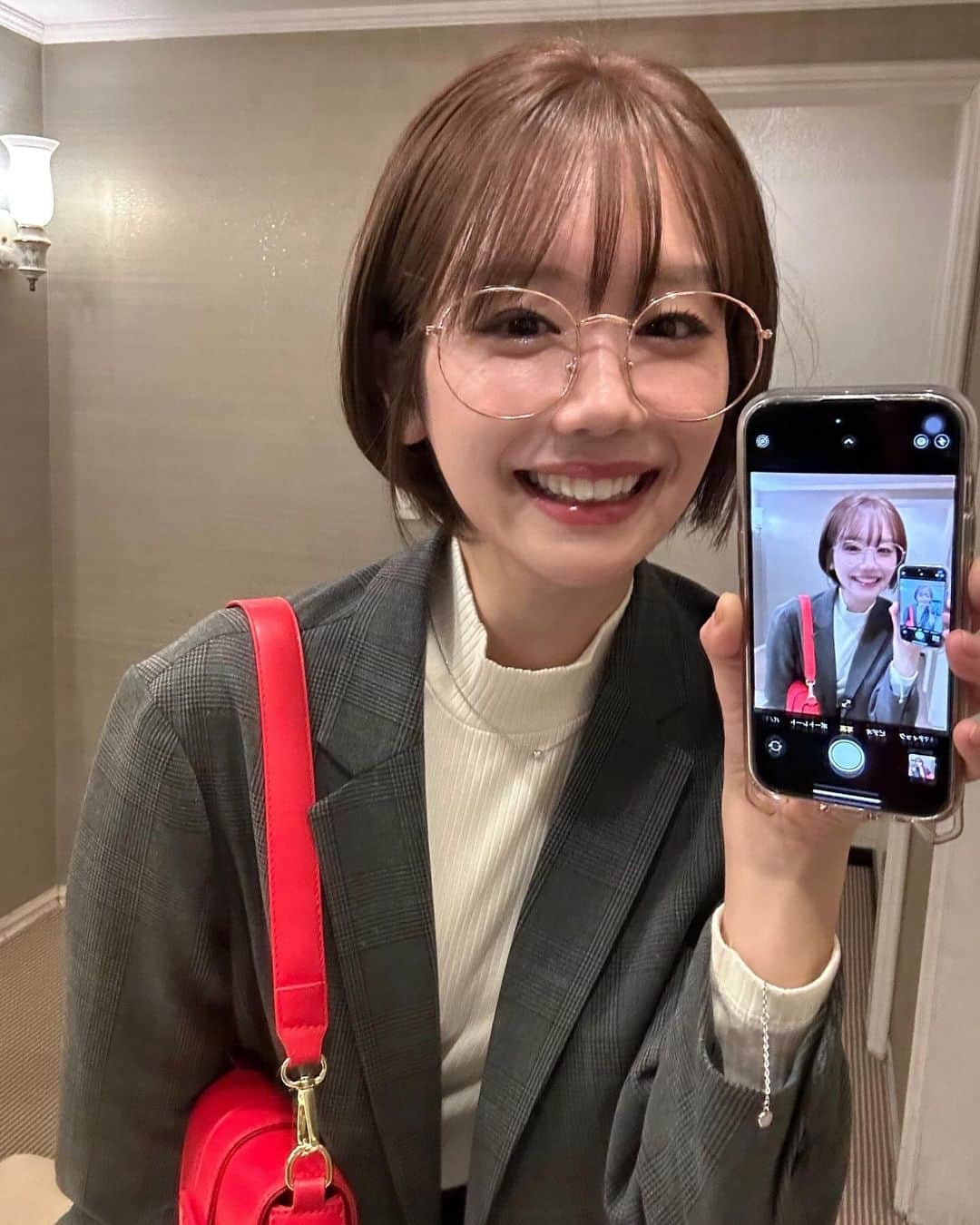 新唯さんのインスタグラム写真 - (新唯Instagram)「流行りに乗ってみた 2枚目ひとりでたのしそう！  #この撮り方名前なんていうの　#ショートヘア　#ショートカット　#新唯」10月24日 16時38分 - arata_yui_