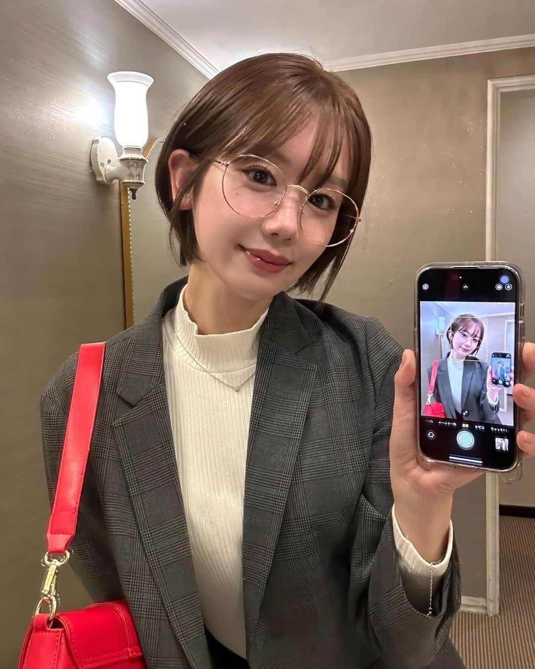 新唯さんのインスタグラム写真 - (新唯Instagram)「流行りに乗ってみた 2枚目ひとりでたのしそう！  #この撮り方名前なんていうの　#ショートヘア　#ショートカット　#新唯」10月24日 16時38分 - arata_yui_