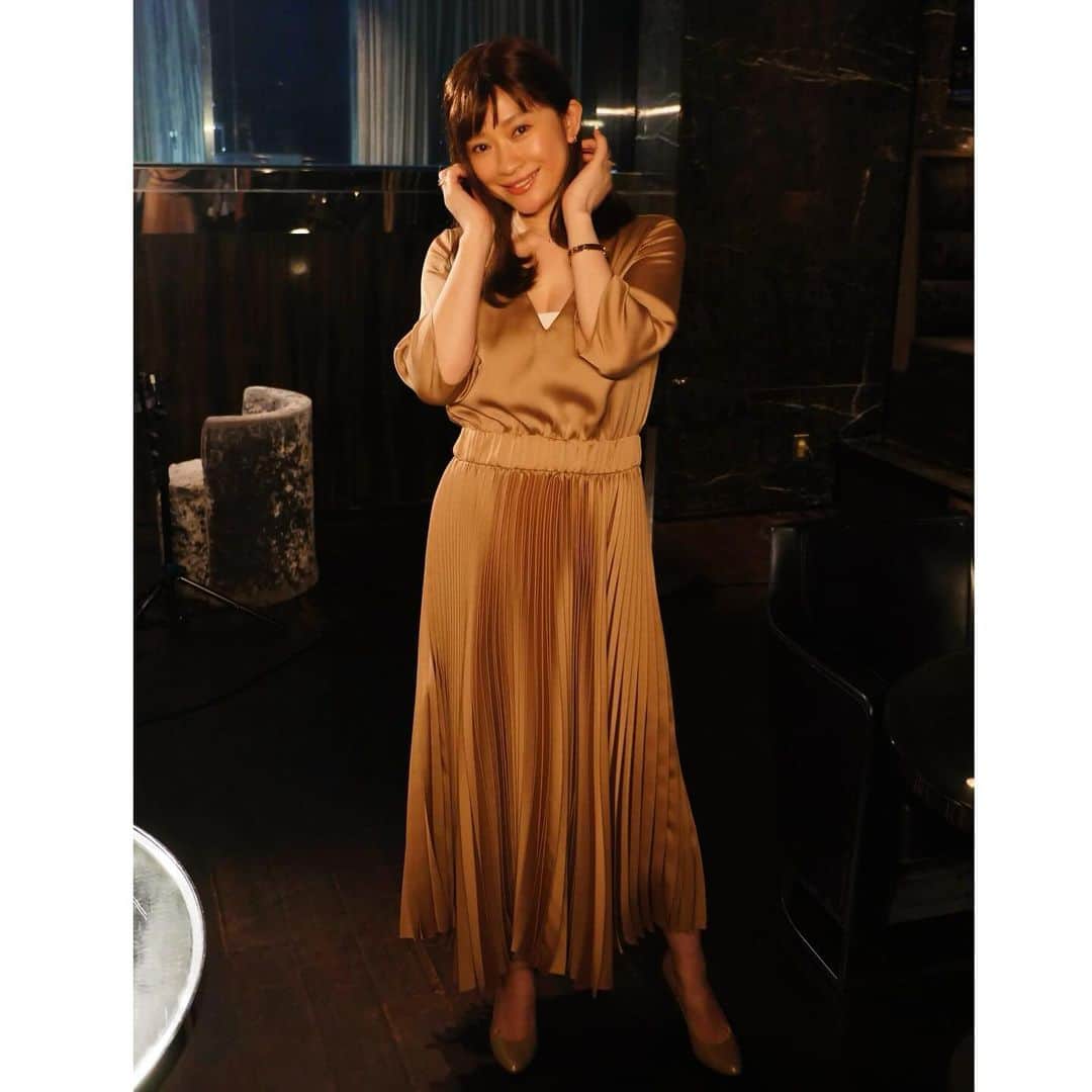 弁護士ソドムさんのインスタグラム写真 - (弁護士ソドムInstagram)「. 1話の #ハイエナ コーデ👗✨  桜子姿の凛子（#篠原涼子 ）と 怜（#山崎育三郎 ）のワインデート🍷💕 エレガントなワンピースで大人な雰囲気🌃  ロマンティックなディナーデートを見るならTVerで📺 第1話は無料配信中です✨ お気に入り登録もよろしくお願いします🙏 第2話 10月27日(金)よる8時‼️  #fabianafilippi  #bettyroad」10月24日 16時38分 - tx_dorama8