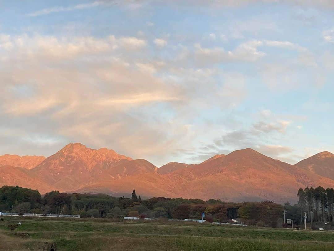 井上荒野さんのインスタグラム写真 - (井上荒野Instagram)「夕焼けの八ヶ岳」10月24日 16時39分 - arereno