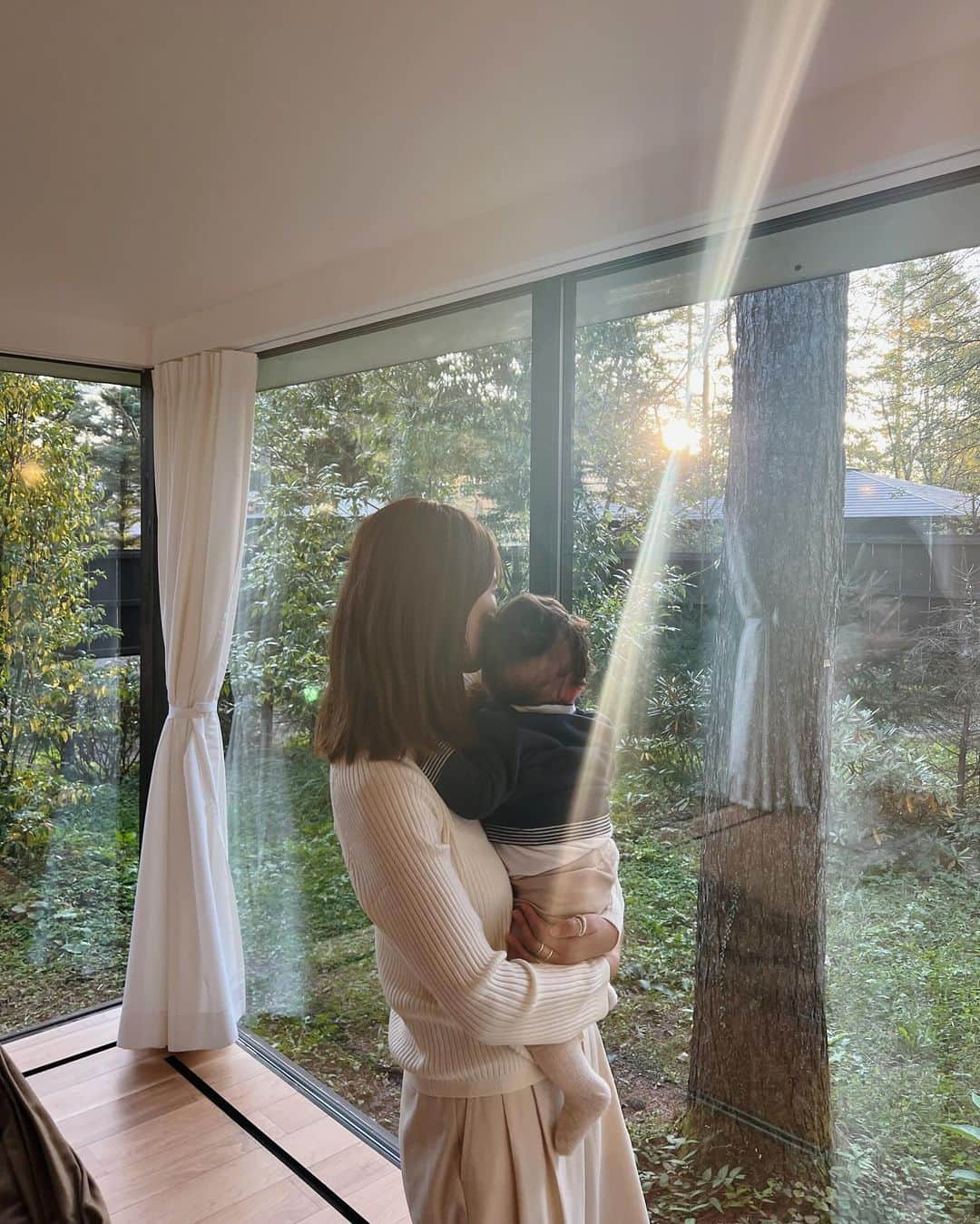 さんのインスタグラム写真 - (Instagram)「・ 夫の誕生日旅行で軽井沢へ🎂  暮らすようにゆっくりと滞在したいと思い、貸別荘タイプの @morinobakeren_karuizawa に泊まりました🌿  大きい窓に、周りは木に囲まれていて本当に癒しの空間でした。 自然大好き男子の夫も大喜び。 自転車を車に積んで持ってきて、楽しそうに出かけて行きました笑 (その間私たちものんびりできたのでよかったです✨)  子供がいるとホテルを探すのも大変で(泊まりたいところが子供不可だったり！)今回こちらを選んでよかったポイントをメモしてみました。  ウェルカムベビーをうたっているわけではないですが、広々としていて子供がいる方におすすめなので、 お子さんがいらっしゃる方の宿選びの参考になればと思います🙇🏻‍♀️  ☑︎とにかく部屋が広い！ ベッドルーム２つ、洗面所トイレも2つあるので、両親との家族旅行などにもおすすめです。 家具も少ないのでハイハイの子供にも良さそうです。  まだハイハイ前だったら簡単なミニマットなどあったら良いかもしれないです。  ☑︎ キッチンがあり、基本の調理家具は揃っていて、バルミューダのポット、レンジもあり、ミルクや離乳食作りには問題無いと思います。  ☑︎ベッドは全部で5つもありました！ ベッドを壁にくっつけて安心して眠れました。  ☑︎ご飯付きにしたら、夜はハルニレテラスにある @cercle_wine  のデリが届きます。 ドリンクは付いてないので、好きなものを揃えて合わせて飲むのがおすすめです🍷 (お店のワインとジュースの品揃えが素敵なので、ハルニレテラスの店舗に買い出しに行くのもおすすめ！)  私たちは食べる量が多いので、スーパーで買ったお肉など簡単に料理したのものも食べました。 キッチン付きだとこいうこともできるから嬉しいです♡  子供のいる家庭だけでなく、友達同士で集まるにもおすすめのお宿でした✨  #karuizawa #morinohanare #karuizawajapan #軽井沢 #森の離れ #子連れ旅行 #軽井沢旅行 #軽井沢ホテル」10月24日 16時40分 - natsukoakahani