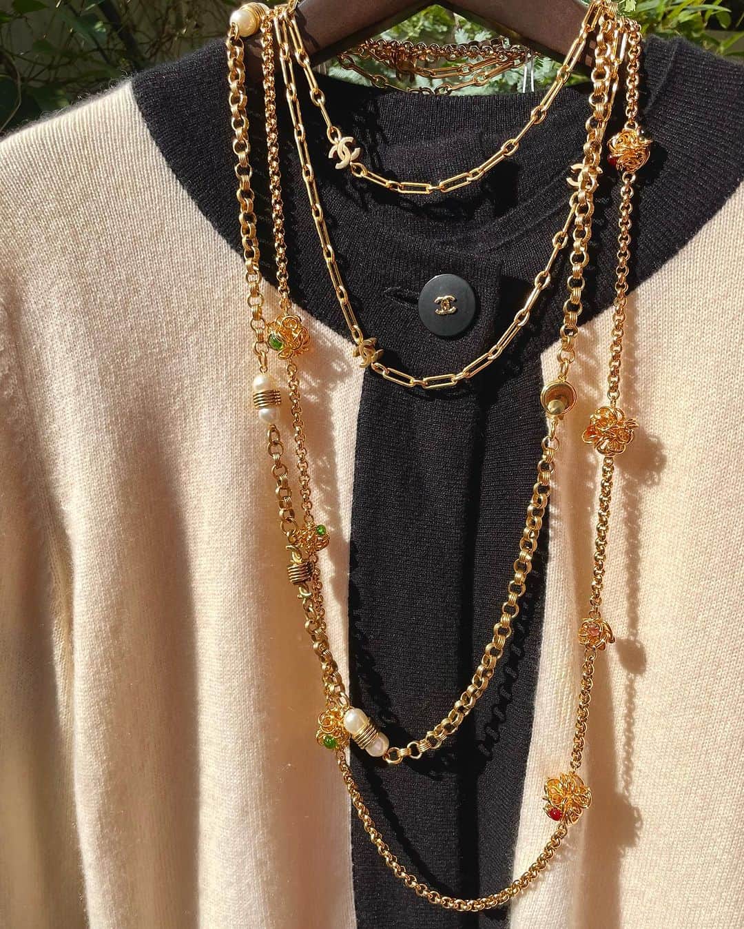 vintage Qooさんのインスタグラム写真 - (vintage QooInstagram)「Essential for winter: Colorblock Cardigan & Long length Necklaces  ▼Customer service English/Chinese/Korean/Japanese *Please feel free to contact us! *商品が見つからない場合にはDMにてお問い合わせください   ▼International shipping via our online store. Link in bio.  #tokyovintageshop #오모테산도 #omotesando #aoyama #表參道 #명품빈티지 #빈티지패션 #도쿄빈티지샵  #ヴィンテージファッション #ヴィンテージショップ #chanelvintage #chanel #vintagechanel #chanelclassic #chanellover #빈티지샤넬 #샤넬  #シャネル #샤넬클래식  #chanelclothes #chaneljewelry #chanelnecklace #chanelaccessories」10月24日 16時41分 - vintageqoo