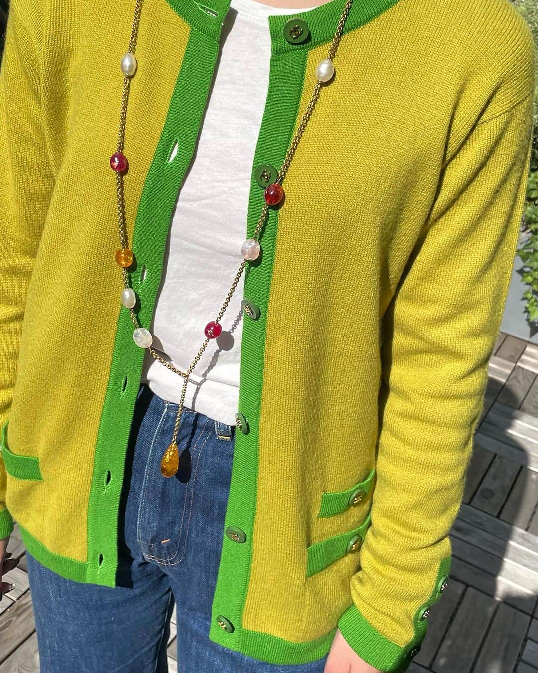 vintage Qooさんのインスタグラム写真 - (vintage QooInstagram)「Essential for winter: Colorblock Cardigan & Long length Necklaces  ▼Customer service English/Chinese/Korean/Japanese *Please feel free to contact us! *商品が見つからない場合にはDMにてお問い合わせください   ▼International shipping via our online store. Link in bio.  #tokyovintageshop #오모테산도 #omotesando #aoyama #表參道 #명품빈티지 #빈티지패션 #도쿄빈티지샵  #ヴィンテージファッション #ヴィンテージショップ #chanelvintage #chanel #vintagechanel #chanelclassic #chanellover #빈티지샤넬 #샤넬  #シャネル #샤넬클래식  #chanelclothes #chaneljewelry #chanelnecklace #chanelaccessories」10月24日 16時41分 - vintageqoo