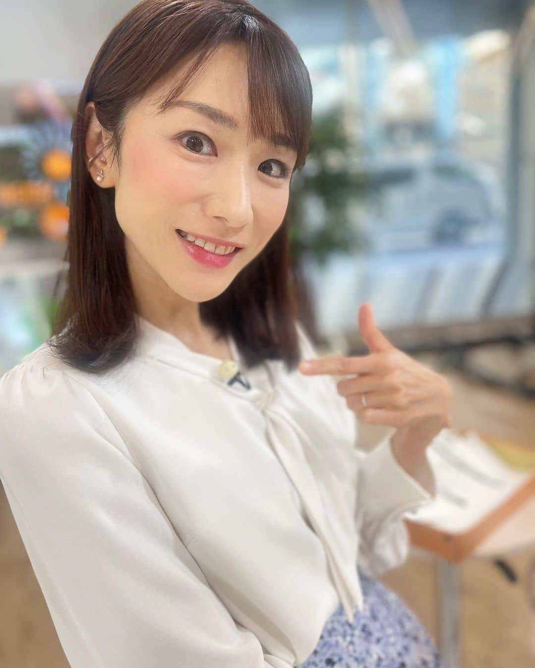 堂真理子のインスタグラム：「月曜日、火曜日とアベモニをご覧下さった皆さま、ありがとうございます😊 今朝は衣装の色に合わせて、音声スタッフの方がフワフワの白いマイクを付けてくれました✨（うまく写ってなくてごめんなさい💦）  また木曜日にお会いしましょう♪   #アベモニ  #ありがとうございます  #堂真理子 #テレビ朝日 #アナウンサー」