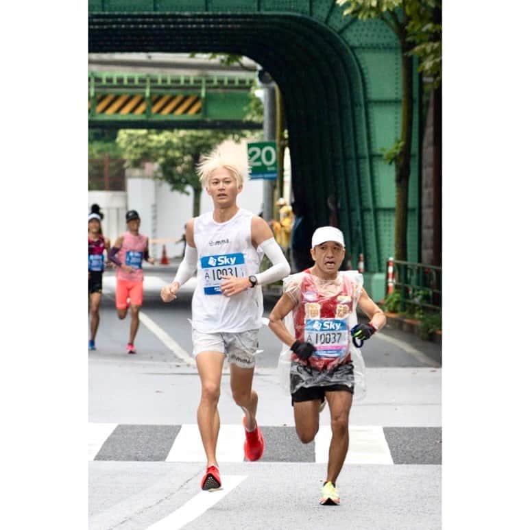 権藤朱実さんのインスタグラム写真 - (権藤朱実Instagram)「. 2023.10.15(日) 『東京レガシーハーフマラソン』③  私は、マラソン詳しくは無いのですが🫣  前回の東京マラソンと今回お世話になって思ったのが📝 オシャレなウェアやスニーカーが増えたものだなと😳✨ 見ていて楽しかったです✨  そんなウェアを着て、いきいきと走る皆さん素敵でした！！  お世話になった asics の皆さん！ ランナーの皆さん！ 関係者の皆さん！ 本当にお疲れ様でした！  #model #satorujapan #akemigondo #モデル #サトルジャパン #権藤朱実 →@satorujapan_official →@akemigondo ☑︎プロフィールのリンクにて、写真公開中☆ ☑︎リールにて、息子のあれこれ公開中☆」10月24日 16時46分 - akemigondo