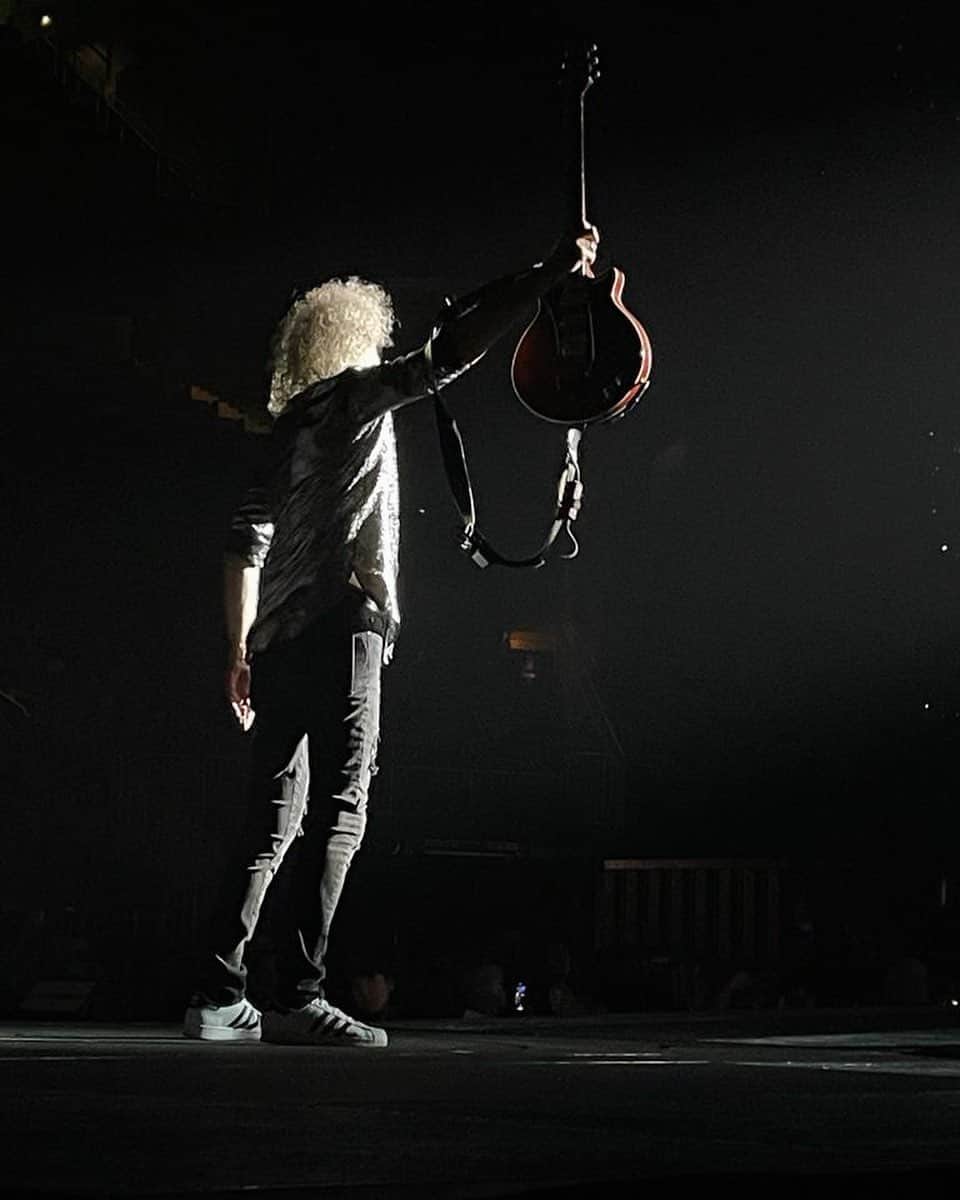 ブライアン・メイのインスタグラム：「Good Night Atlanta - Thank You.  Bri X. Thanks Jenn for the perfectly apt photo.」
