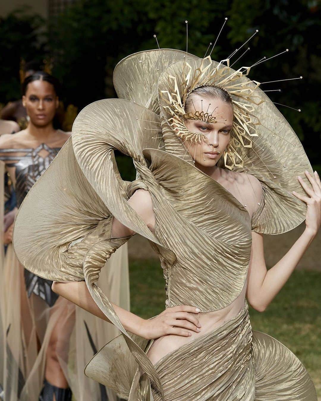 のインスタグラム：「'Hair is a very inspiring materiality for me, I use it in my work in terms of texture and shape; it's an extension of our body and such an influential part in the making of beauty.' At the link in our bio, ELLE UK meets Iris Van Herpen to explore her next-generation approach to high fashion beauty and the future of hair through the lens of couture.」