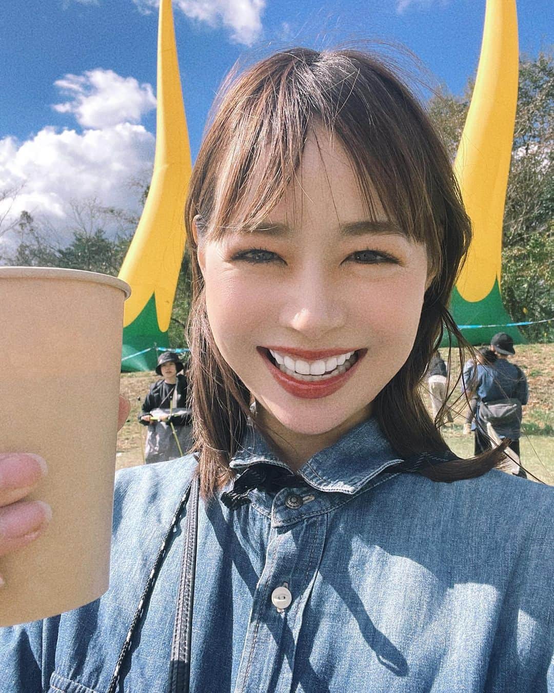 日下部ゆいこのインスタグラム：「. . フェスコーデ。 今回は初日はチェックシャツ。 二日目はデニムシャツ。 で家族コーデしました。 日除けにパタゴニアの帽子。 夜用にニット帽も持っていけばよかったな。 . . #フェスコーデ#朝霧jam#フェス#音楽フェス」