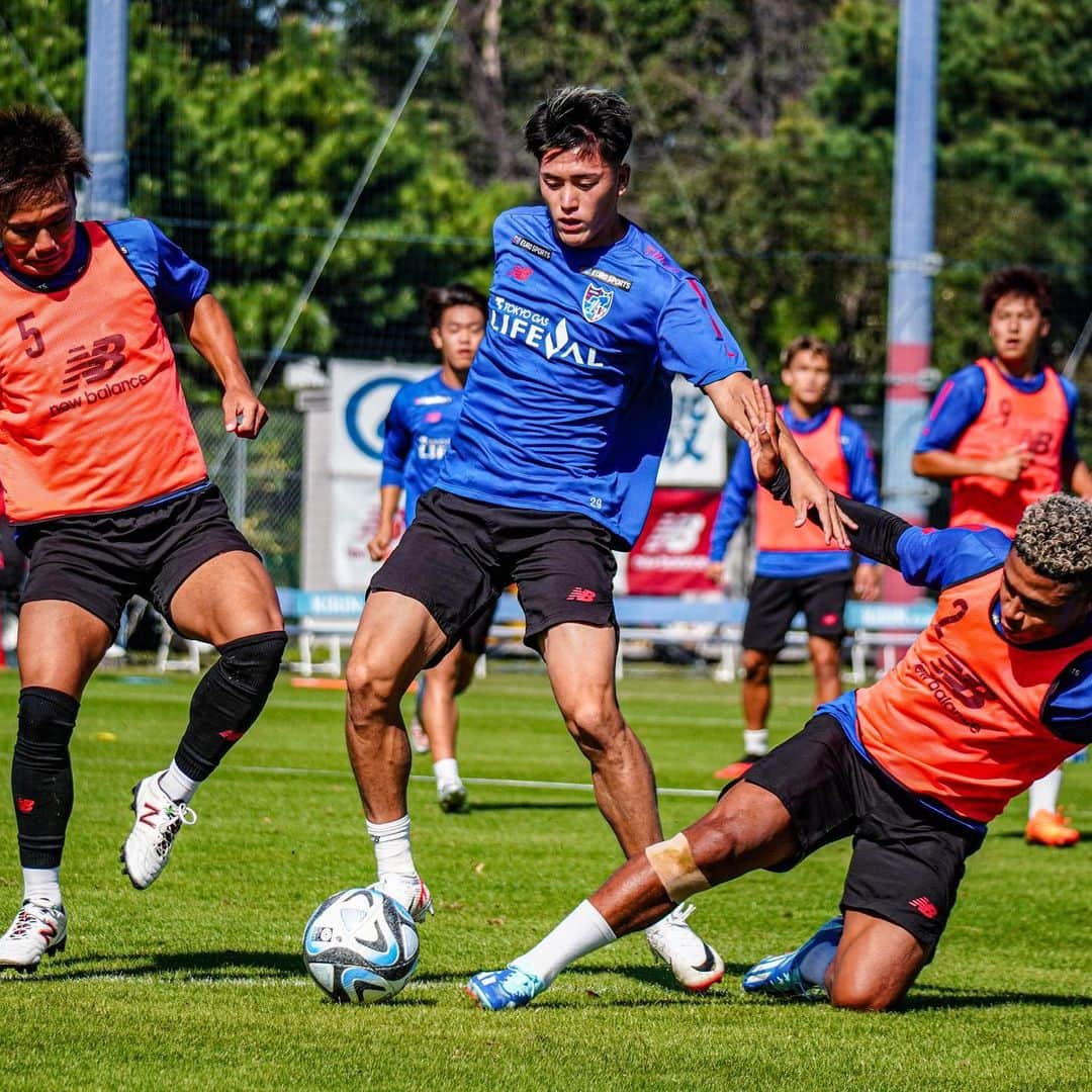 FC東京オフィシャルグッズのインスタグラム：「🔵🔴 TRAINING💪 @fctokyoofficial  #FC東京 #fctokyo #tokyo」
