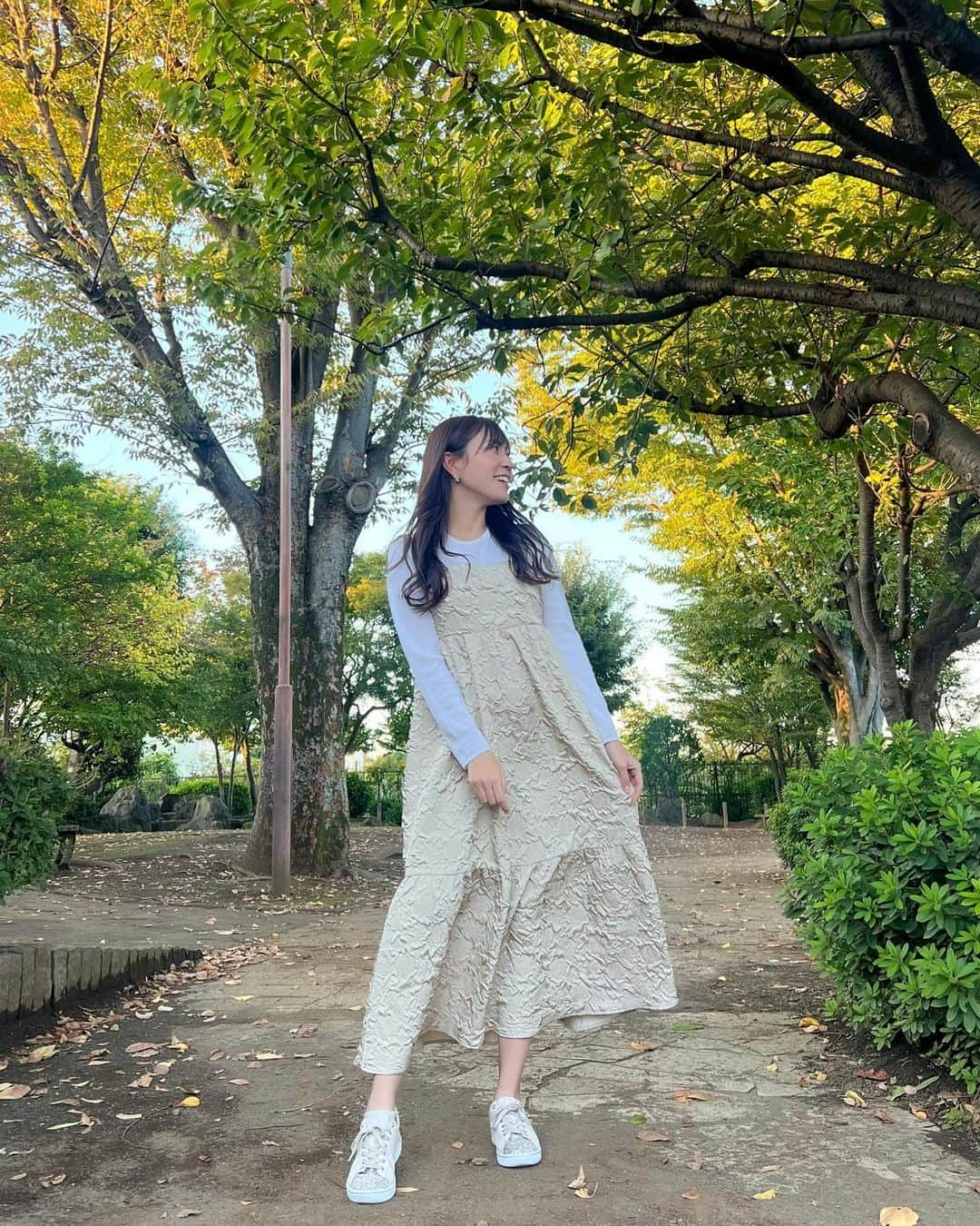 高沢奈苗のインスタグラム：「.  昨日の投稿にたくさんお祝いコメントありがとうございます❣️😂✨  とても素敵な1年になりそう🫶 ゆっくり返信していきます😉🌸  最近はワンピースばっかり😊👗  @amel_official__ のキャミワンピ💛 二段の切り替えギャザーになっていて、ポコポコとした立体感のあるデザインが優しい雰囲気でかわいい🧡  カラバリはブラックもあるよ🖤  .  .  #amel #onepiece #エイメル #ワンピースコーデ」