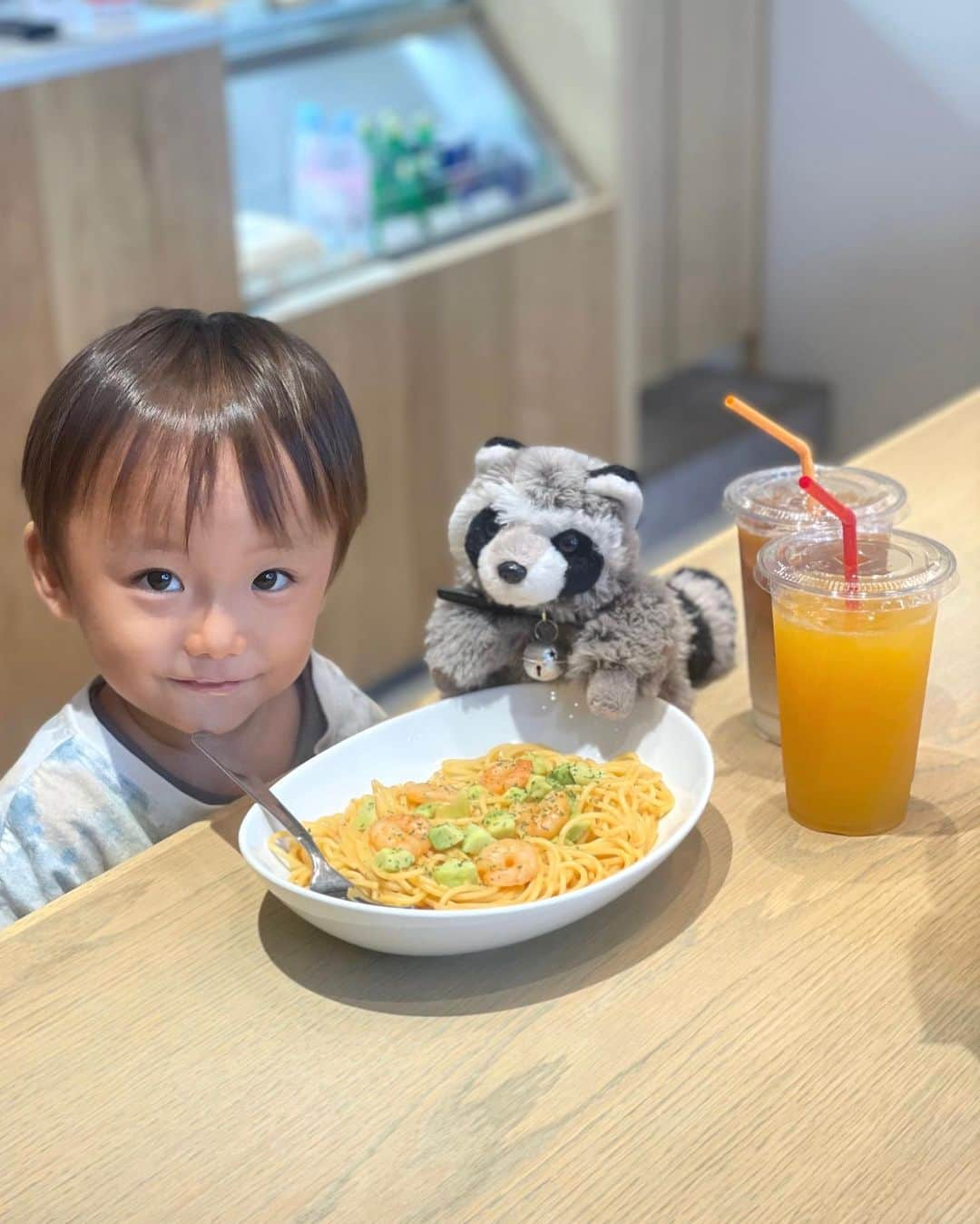 長谷川真美のインスタグラム：「宝町ランチ😋  RACCOONCAFE宝町へ✨ @raccooncafe_japan  こだわりのコーヒーを飲める他に ドリンクも種類たくさん！ スイーツやフードも一緒に楽しめて 今回は海老のトマトクリームパスタを🍝💕  店内に可愛いアライグマ🦝がいて とても癒される空間でした☺️ 可愛かったなぁ…💓  カウンター席やテラス席もあるし 電源も🔌あるって嬉しすぎじゃない？！  ふらっと立ち寄りやすくて テイクアウトできるから 今後ぜひ利用したいと思います🙌✨  PR @raccooncafe_japan  #宝町 #宝町グルメ #宝町カフェ #宝町ランチ #宝町駅 #八丁堀ランチ #八丁堀カフェ #八丁堀モーニング」