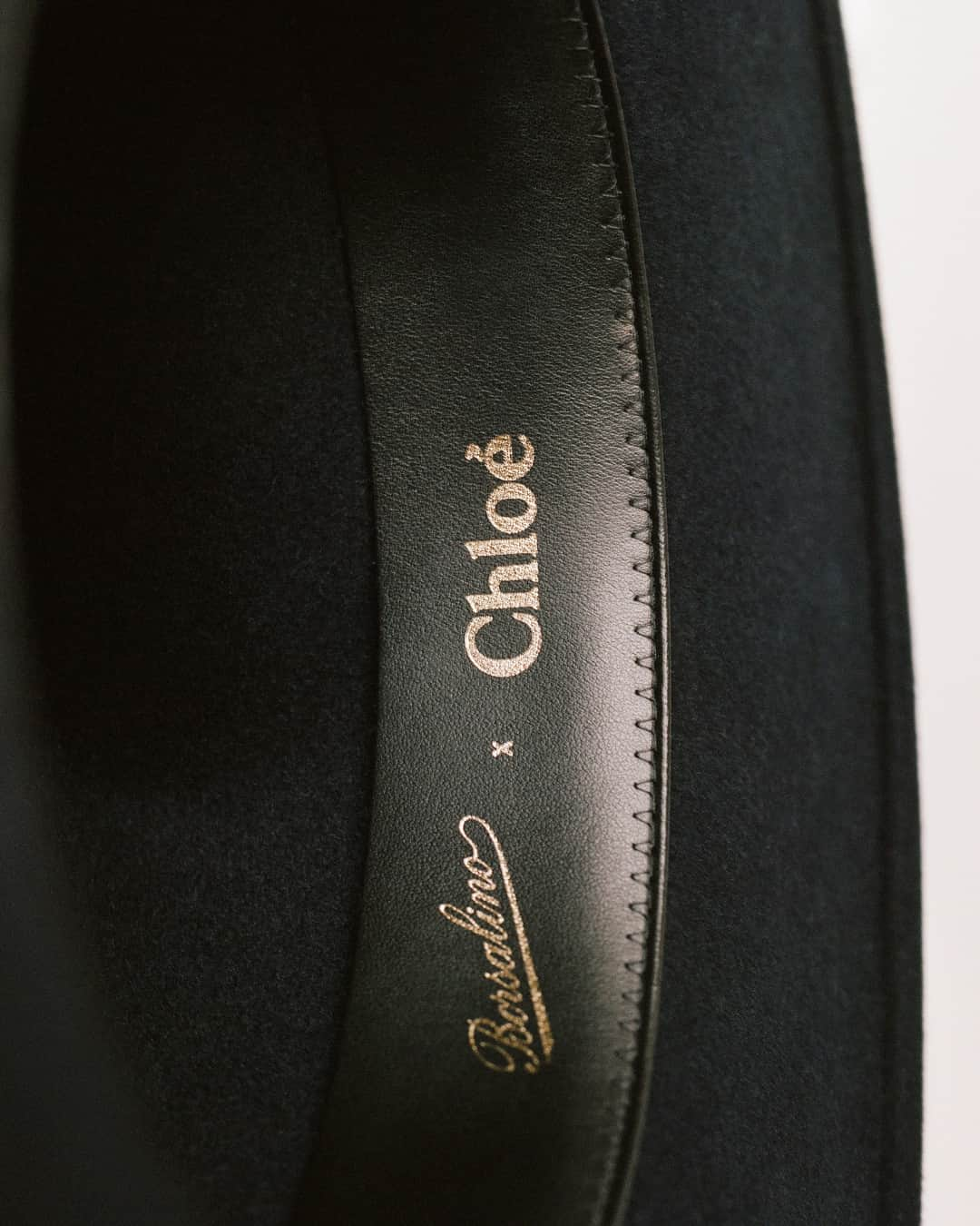 Chloéさんのインスタグラム写真 - (ChloéInstagram)「Crafted from felt with a nappa leather band and golden metal logo trim, the Steph hat is made in collaboration with @borsalino_world who, as the longest running hatmaker in Italy, have been defining millinery savoir-faire for over 166 years.  #ChloeAW23 #ChloexBorsalino」10月24日 17時00分 - chloe