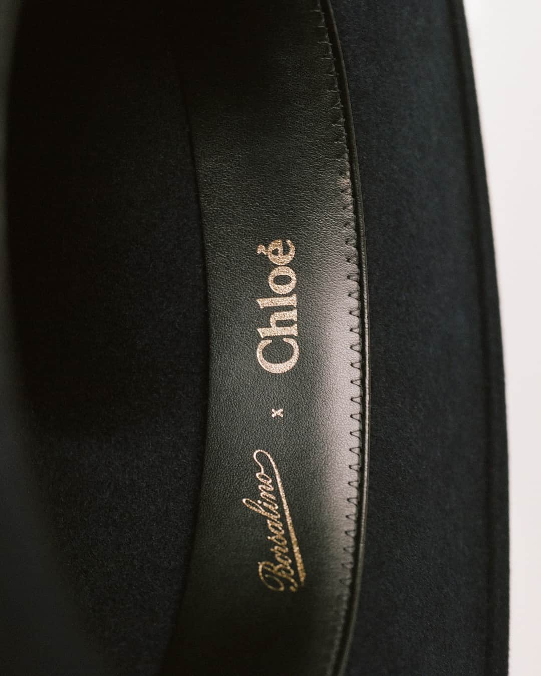 Chloéのインスタグラム：「Crafted from felt with a nappa leather band and golden metal logo trim, the Steph hat is made in collaboration with @borsalino_world who, as the longest running hatmaker in Italy, have been defining millinery savoir-faire for over 166 years.  #ChloeAW23 #ChloexBorsalino」