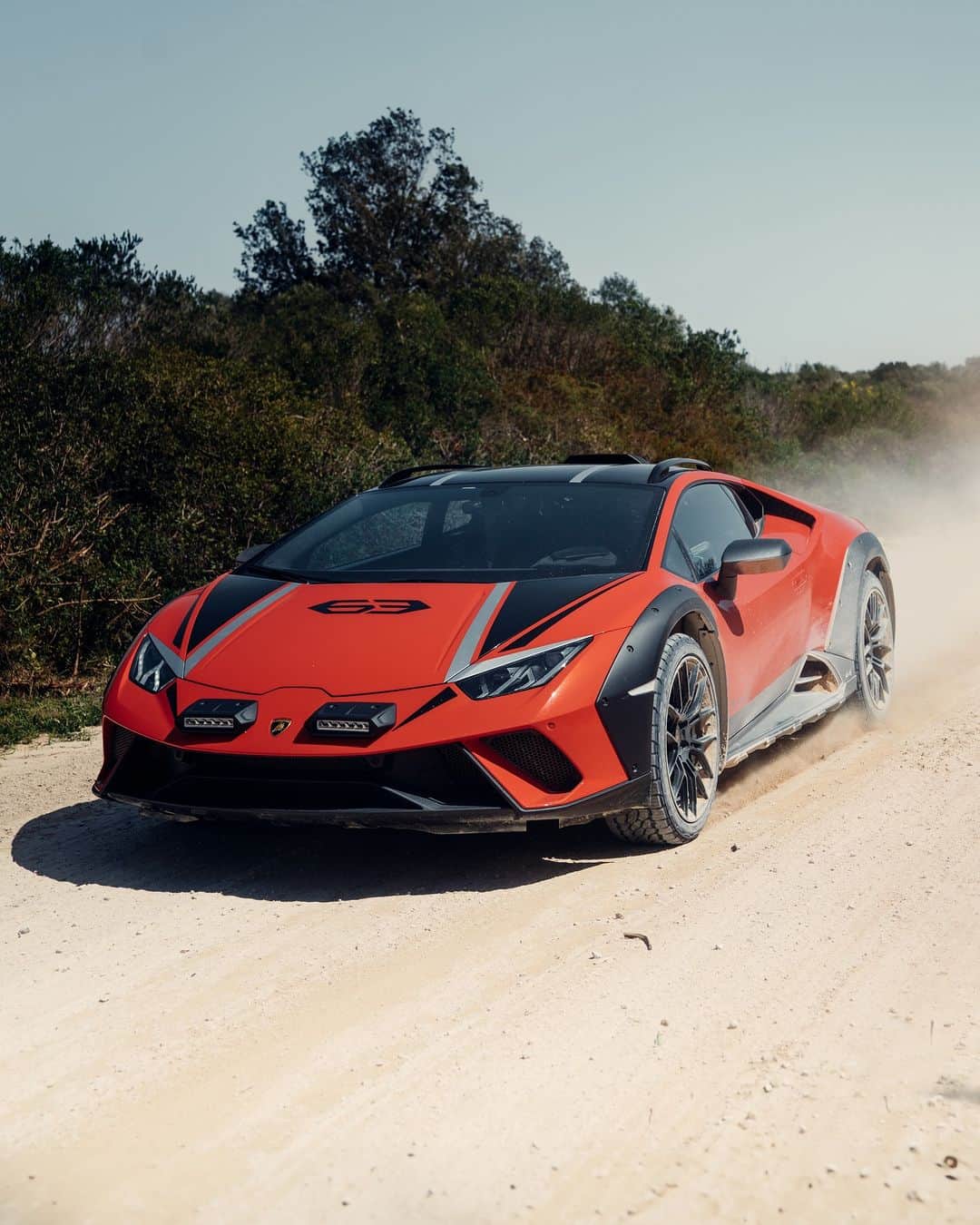 ランボルギーニさんのインスタグラム写真 - (ランボルギーニInstagram)「When asphalt ends, a new type of fun begins. Huracán Sterrato explores another frontier in driving pleasure.  #Lamborghini #HuracanSterrato #BeyondTheConcrete __ Huracán Sterrato: fuel consumption combined: 14,9 l/100km (WLTP); CO2-emissions combined: 337 g/km (WLTP)」10月24日 17時00分 - lamborghini