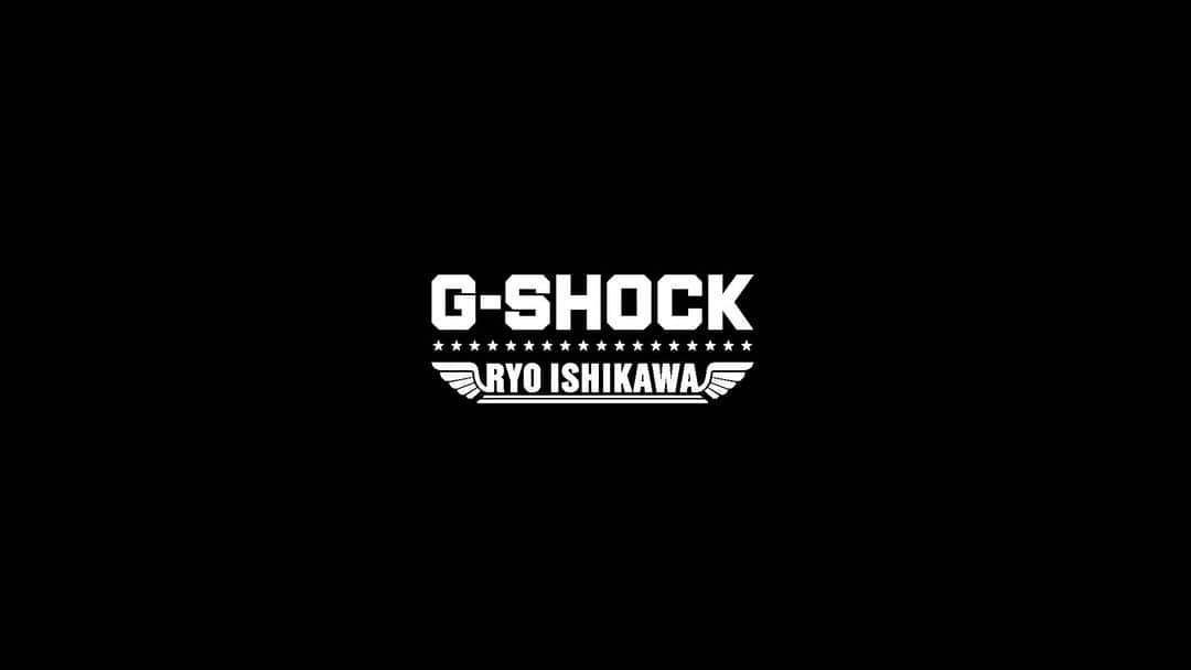 G-SHOCKのインスタグラム：「G-SHOCK × RYO ISHIKAWA  TEAM G-SHOCKに所属するプロゴルファー、石川遼選手のシグネチャーモデル第4弾が発売に。  ベゼルは金属製のカバーになり、文字板はゴルフをイメージしたグリーンで構成。バンド部は樹脂製で着け心地にもこだわりました。裏蓋には石川遼選手のサインと高みを目指すメッセージ「GO FOR THE TOP」が刻印されています。オリジナルのゴルフマーカーも付属。特別なコラボレーションが誕生しました。  The 4th collaboration with professional golfer Ryo Ishikawa from TEAM G-SHOCK, is being released. The bezel is covered with metal and the dial is composed of golf-inspired green. The band is made of resin for comfort. The back of the watch is engraved with Ryo's signature and the message "GO FOR THE TOP”. An original golf marker is also included. Find out more from stories link.   GM-2100RI23-1JR  #g_shock #ryoishikawa #石川遼 #teamgshock #collaboration #gm2100 #golf #watchoftheday #腕時計 #今日の腕時計」