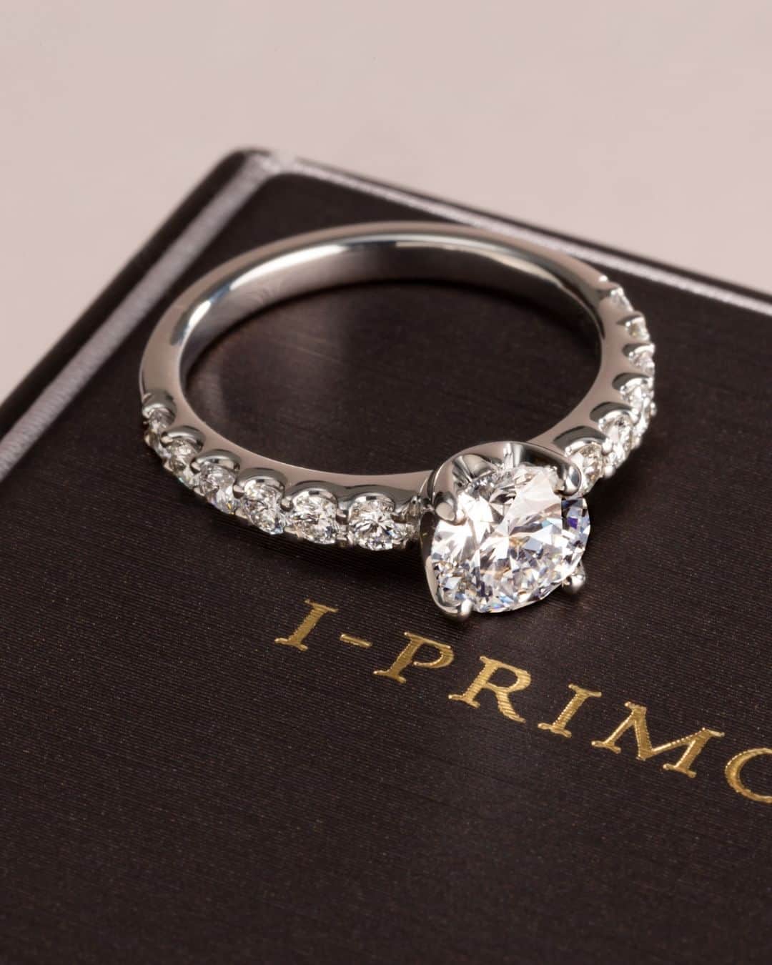 婚約・結婚指輪のI-PRIMO（アイプリモ）公式アカウントさんのインスタグラム写真 - (婚約・結婚指輪のI-PRIMO（アイプリモ）公式アカウントInstagram)「世界で一番愛する人に、最上級の輝きを。  アイプリモでは、ブライダルにふさわしい特別なダイヤモンドを 厳格な品質基準で選定。  ダイヤモンドのプロポーションに徹底的にこだわり、 求める理想とする輝きと最高峰の品質を 兼ね備えたダイヤモンドを取り扱っております。  一生もののリングだからこそ「最上級の輝き」を――。  アイプリモのこだわりはそんな贈る方の想いに応える、 確かなダイヤモンドです。  ＜婚約指輪＞stella #アイプリモ_ステラ  ーーーーー ▼アイプリモでは、ご好評のパーソナルハンド診断®を体験いただけます。 ご希望の方はホームページより来店予約をいただくとスムーズにご案内いたします。 @iprimo_official ーーーーー  #iprimo #アイプリモ #婚約指輪 #エンゲージリング」10月24日 17時00分 - iprimo_official