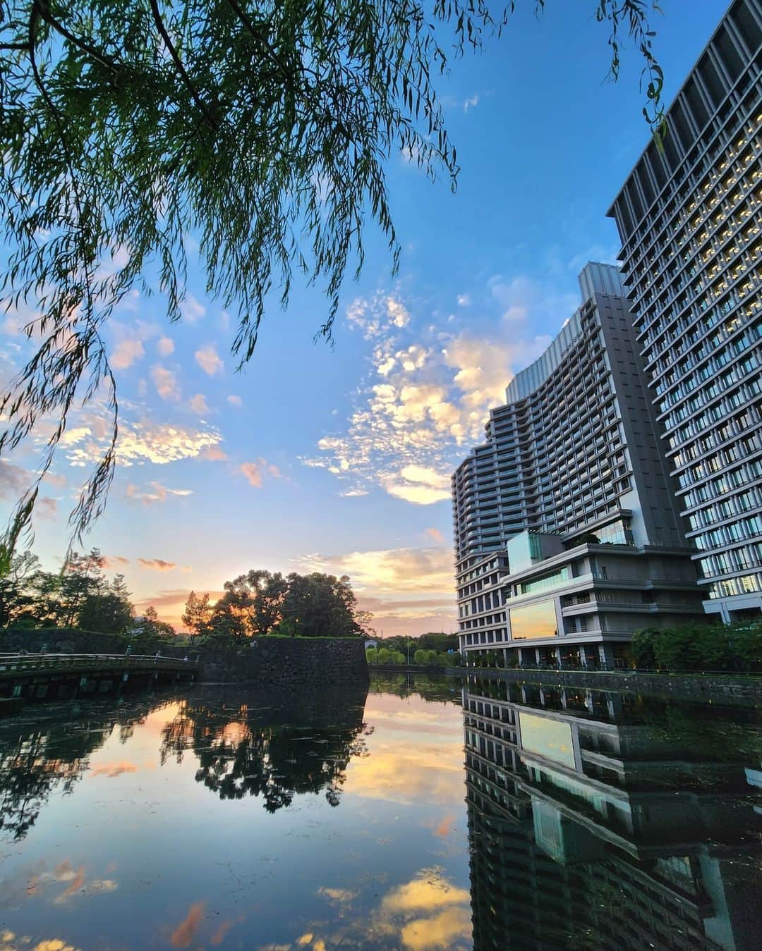 Palace Hotel Tokyo / パレスホテル東京のインスタグラム：「秋の空が水面に反射して幻想的な雰囲気が広がる夕暮れ時。自然美を感じながらホテル周辺を散策してみてはいかがでしょうか。 At dusk, the autumn sky mirrors upon the moat, crafting a unique ambiance. We invite you to embrace the natural beauty with a tranquil evening stroll around the hotel.  #PalaceHotelTokyo #パレスホテル東京」
