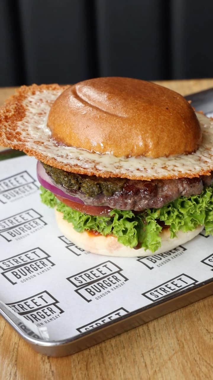 ゴードン・ラムゼイのインスタグラム：「Tuck into the Hell’s Kitchen burger made with Hereford beef, hotter than hell relish and smoked cheese at @gordonramsaystreetburger !!」