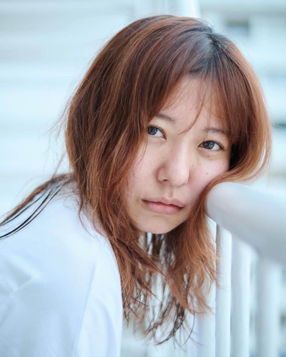 花盛友里のインスタグラム：「超久しぶりにあられちゃんと🌈 会ってない間の話できるのもすっごく楽しかった、癒しの1時間。  借りた新しいレンズすんごいいい感じだったー！このレンズ欲しいな、、、 @marsh.jpnさんで書いてる連載にレンズの詳細や他の写真載せたのでぜひみてみてねー！！  あられちゃんありがとう🤍」