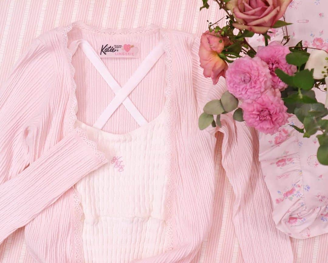 ケイティのインスタグラム：「🦢 un deux trois.. 🩰  ୨୧  UNDER PRETTIES cache-coeur cardigan ୨୧  LOLITA LOLITA leotard  #katiethestore」