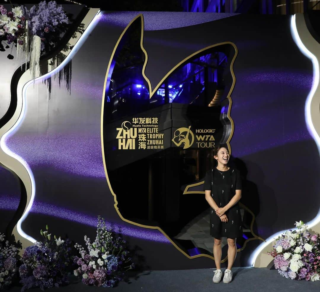 加藤未唯のインスタグラム：「Time to SHINE in Zhuhai🌟 WTA Elite Trophy 2023🎩  レセプションにスニーカーで参戦したのは初めて😅 なんでも準備って大切ですね🥹  試合で輝けるように頑張りたいと思います！ お気にいりのネイルを添えて💅 (人生初つけまでした、取る時のぱちぱち感が楽しかった) #zhuhai #china #wta #tennis #doubles #珠海 #中国 #テニス #ダブルス」