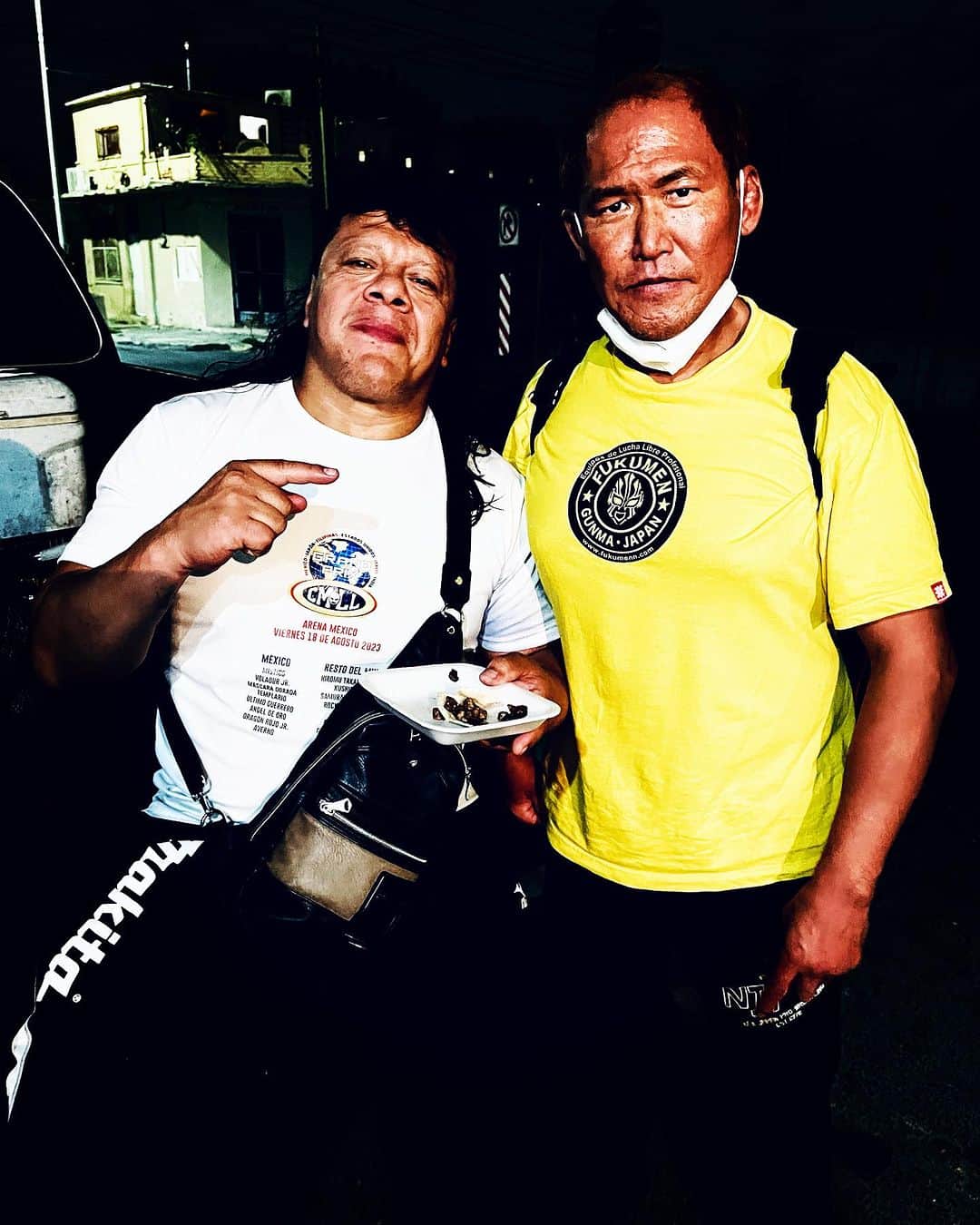 奥村茂雄のインスタグラム：「Una noche de Nuevo Laredo con @ultimo_guerrero_ . - - #cmll #nuevolaredo #tamaulipas #ultimoguerrero #okumura #tifondeosaka」