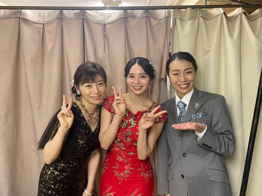 柴田淳さんのインスタグラム写真 - (柴田淳Instagram)「#田中良子 さん #傳谷英里香 ちゃん  本当にお世話になったお二人。 才能に溢れていて、とにかく真近で学ばせて頂きました。 優しくてマリア様みたいで天才的な良子さん やることなすこと可愛すぎた英里香ちゃん ありがとうございました🥰  英里香ちゃんの顔が、日に日に小さくなっていって、 舞台上で良子さんとサイレントで言い合ってるシーンで、 いつか無くなっちゃうんじゃない？ みたいなことを良子さんが言ってて、吹き出してしまったことを、私は忘れません。  またお会いできる日を楽しみにしています❣️ ライブの際は必ずお声がけ致します！ 本当に、ありがとうございました😊 @erika_denya @ryouko_87maru #舞台永魚」10月24日 17時13分 - shibatajun_official