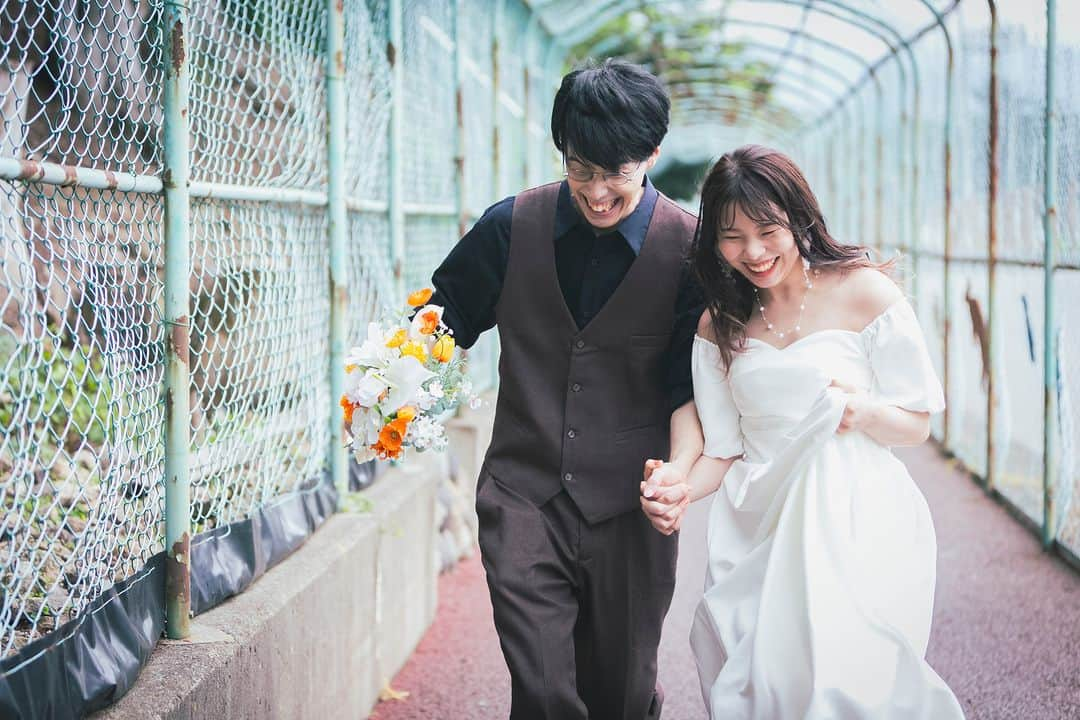 ラヴィ•ファクトリーのインスタグラム：「. 【写真で叶える結婚式】 . 楽しそうなおふたりの表情から 仲の良さが伝わってくるようなお写真🤍 好きなものや好きな場所で おふたりらしいお写真を残すお手伝いをします📸🪄  . —————— ラヴィファクトリー:@nagano_laviephotography AREA:JAPAN,NAGANO —————— @laviefactoryをフォローして #laviefactory #ラヴィファクトリー のハッシュタグをつけて お写真を投稿してみてくださいね✳︎ . こちらの公式IG（@laviefactory） で取り上げさせていただきます✨ . 思わず笑顔になれるハートのある 「家族写真」はラヴィクルール* >>>@laviecouleur_official . #wedding #weddingphotography #photo #ハートのある写真 #instawedding #結婚写真 #ウェディング #ウェディングフォト #撮影指示書 #ロケーションフォト #前撮り#写真好きな人と繋がりたい #フォトウェディング #卒花 #後撮り #ウェディングニュース #前撮り小物 #前撮りフォト #前撮りアイテム #ウェディング撮影 #撮影構図 #前撮りアイディア #撮影指示書 #花嫁コーディネート #花嫁コーデ #洋装ロケフォト #須坂市動物園 #前撮り構図」