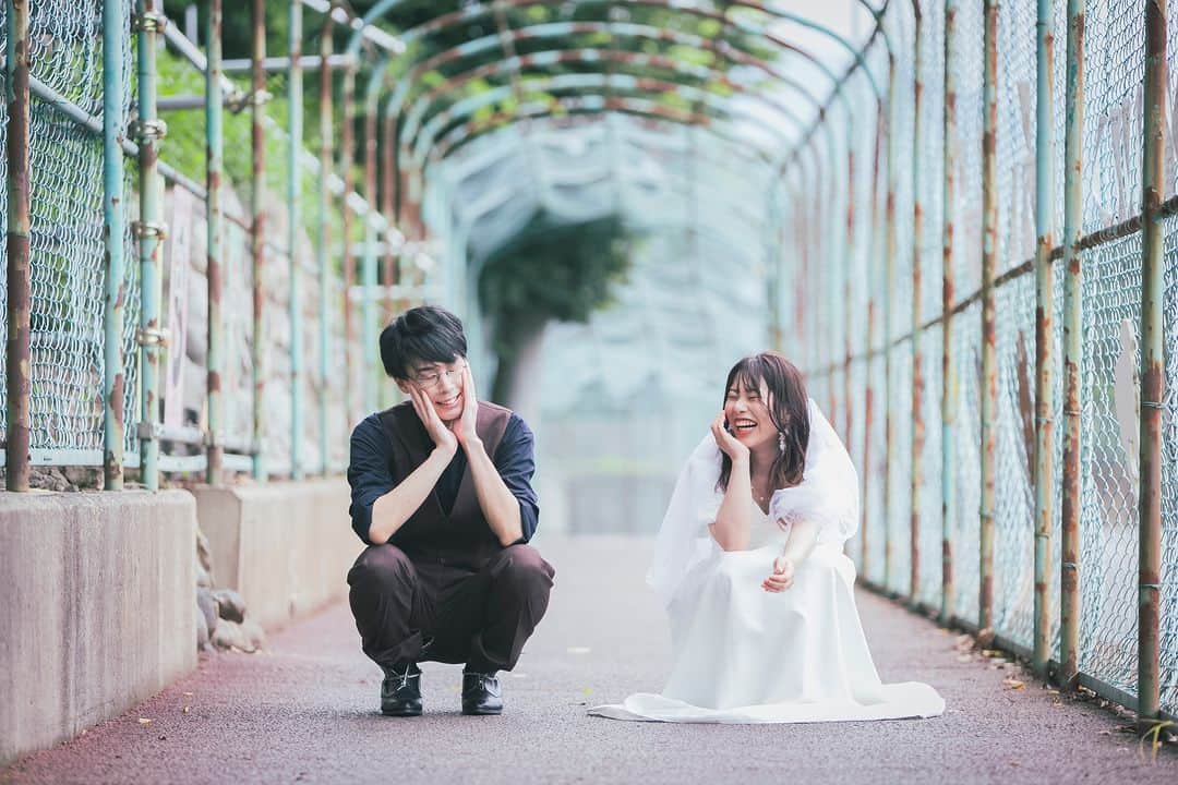 ラヴィ•ファクトリーさんのインスタグラム写真 - (ラヴィ•ファクトリーInstagram)「. 【写真で叶える結婚式】 . 楽しそうなおふたりの表情から 仲の良さが伝わってくるようなお写真🤍 好きなものや好きな場所で おふたりらしいお写真を残すお手伝いをします📸🪄  . —————— ラヴィファクトリー:@nagano_laviephotography AREA:JAPAN,NAGANO —————— @laviefactoryをフォローして #laviefactory #ラヴィファクトリー のハッシュタグをつけて お写真を投稿してみてくださいね✳︎ . こちらの公式IG（@laviefactory） で取り上げさせていただきます✨ . 思わず笑顔になれるハートのある 「家族写真」はラヴィクルール* >>>@laviecouleur_official . #wedding #weddingphotography #photo #ハートのある写真 #instawedding #結婚写真 #ウェディング #ウェディングフォト #撮影指示書 #ロケーションフォト #前撮り#写真好きな人と繋がりたい #フォトウェディング #卒花 #後撮り #ウェディングニュース #前撮り小物 #前撮りフォト #前撮りアイテム #ウェディング撮影 #撮影構図 #前撮りアイディア #撮影指示書 #花嫁コーディネート #花嫁コーデ #洋装ロケフォト #須坂市動物園 #前撮り構図」10月24日 17時13分 - laviefactory