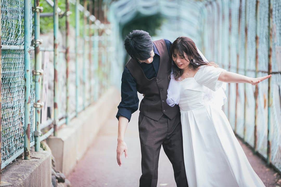 ラヴィ•ファクトリーさんのインスタグラム写真 - (ラヴィ•ファクトリーInstagram)「. 【写真で叶える結婚式】 . 楽しそうなおふたりの表情から 仲の良さが伝わってくるようなお写真🤍 好きなものや好きな場所で おふたりらしいお写真を残すお手伝いをします📸🪄  . —————— ラヴィファクトリー:@nagano_laviephotography AREA:JAPAN,NAGANO —————— @laviefactoryをフォローして #laviefactory #ラヴィファクトリー のハッシュタグをつけて お写真を投稿してみてくださいね✳︎ . こちらの公式IG（@laviefactory） で取り上げさせていただきます✨ . 思わず笑顔になれるハートのある 「家族写真」はラヴィクルール* >>>@laviecouleur_official . #wedding #weddingphotography #photo #ハートのある写真 #instawedding #結婚写真 #ウェディング #ウェディングフォト #撮影指示書 #ロケーションフォト #前撮り#写真好きな人と繋がりたい #フォトウェディング #卒花 #後撮り #ウェディングニュース #前撮り小物 #前撮りフォト #前撮りアイテム #ウェディング撮影 #撮影構図 #前撮りアイディア #撮影指示書 #花嫁コーディネート #花嫁コーデ #洋装ロケフォト #須坂市動物園 #前撮り構図」10月24日 17時13分 - laviefactory