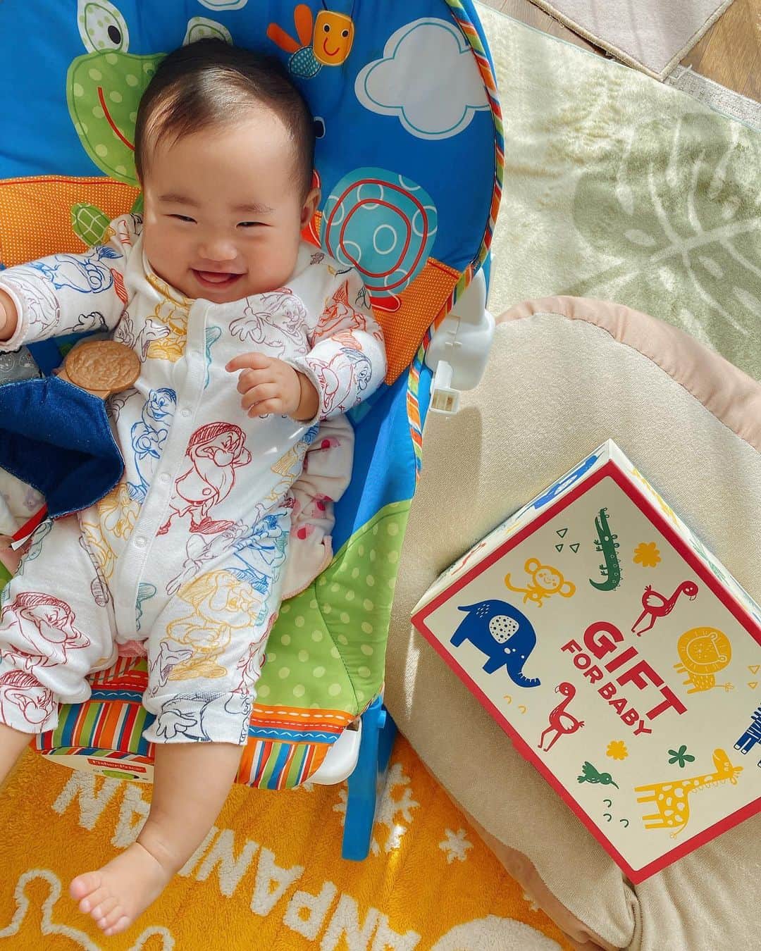 小川麻衣子のインスタグラム：「♪ . @homeshopping_jp さんで注文した離乳食ボックスが届きました♥️ こーいうボックスは初めてだから7ヵ月記念にということで娘にプレゼントしました😌 只今絶賛離乳食練習中な為、美味しいものを食べて大きくなってほしいです😆✨ 離乳食だけかと思いきや絵本、離乳食スプーン、紙エプロンも付いてるというお得感😄 娘は絵本と箱から切り抜ける動物がお気に入りのようでした🤪 友達にもプレゼントでいいかもしれないね💓 . #PR @homeshopping_jp #ホームショッピング #ベビーフード #離乳食 #キューピー #誕生日プレゼント」