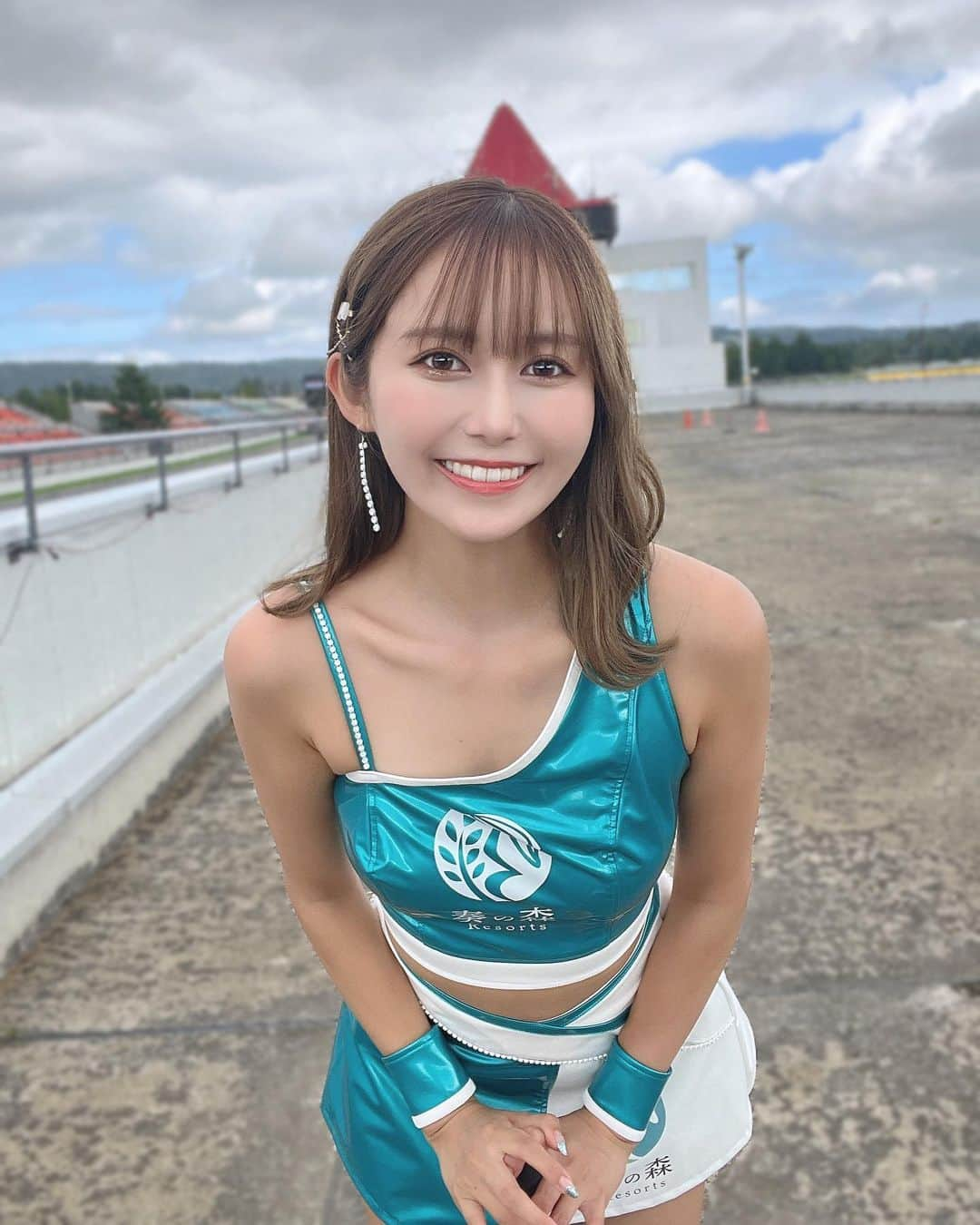 後藤佑紀のインスタグラム：「今週末はGR86/BRZcup Rd.6@鈴鹿サーキット🦌🎡  あっという間だなあ🥹 みなさんぜひ会いに来てください🌱𓂃 𓈒𓏸  11号車脇阪寿一選手 112号車石森聖生選手 ASSO MOTOR SPORTSの応援を よろしくお願いします🦉🩵🩵   #gr86 #gr86brzcup #奏の森 #奏の森リゾート #キャンプ #グランピング #オウルテック  #owltech #レースクイーン  #鈴鹿サーキット」