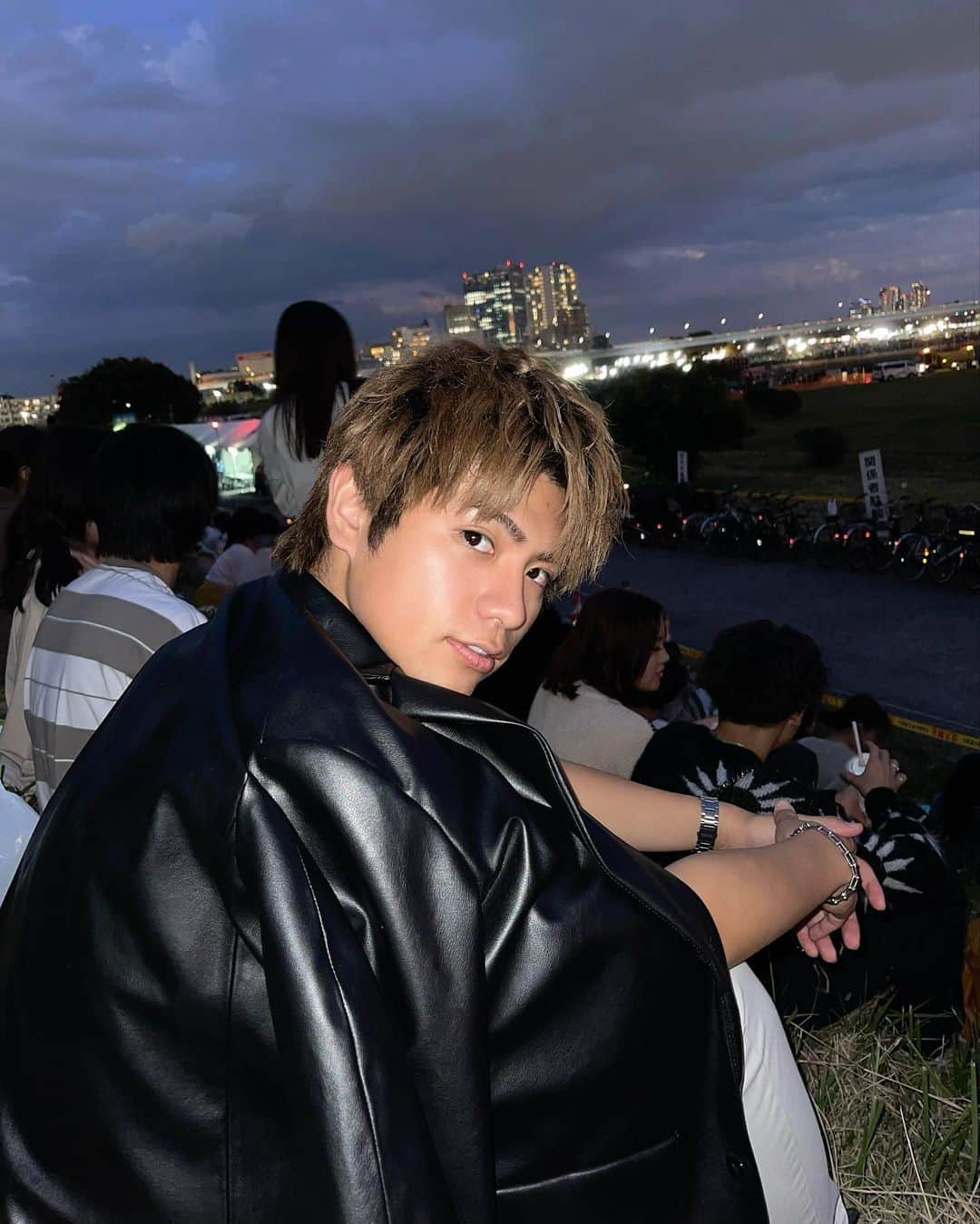 ハリューのインスタグラム：「🎆✨🤭 花火観てきた🎇 今年最後の花火かな！  花火観て黄昏れてる時間落ち着くから、 好きだな！  #egg#エッグ#eggモデル #eggメンズモデル#俳優 #gal#ギャル#ぎゃう#ギャル男 #hryu#ハリュー#ハリュースタイル #おっはりゅー#はりゅー#はりゅスタ #メンズ#メンズモデル #ファッション#メンズファッション #コーデ#メンズコーデ #メンズヘア#ヘアスタイル #ヘアセット#メンズヘアセット #美容#メンズ美容」