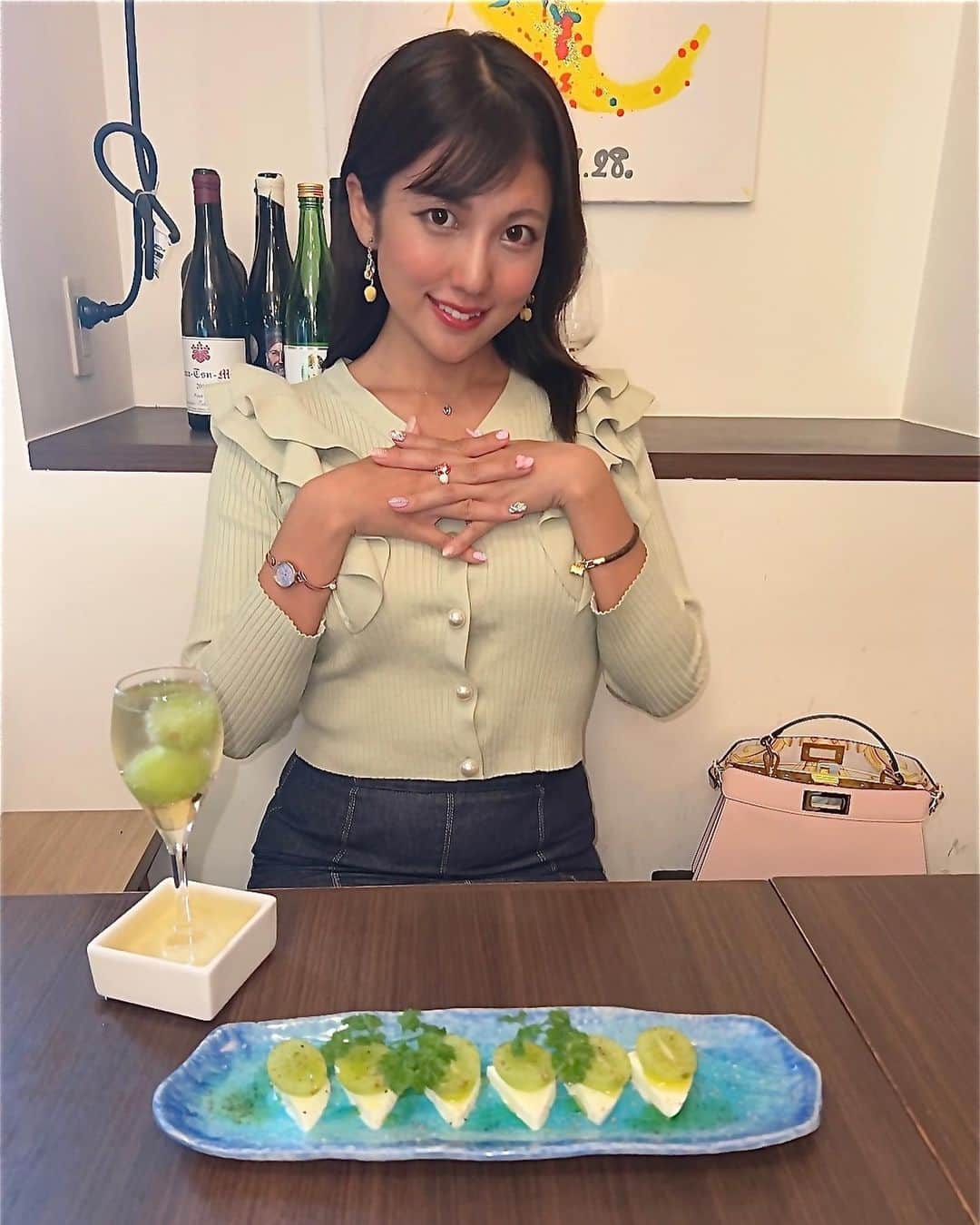 神谷麻美さんのインスタグラム写真 - (神谷麻美Instagram)「︎ #下北沢ニカイノワインサカバ 行ったよ︎👸🍷🍇💖💕︎✨️  #ワイン好き がカジュアルに楽しむワイン好きのお店で、お料理はワインに合うものばかり🥰🍷💖✨️  4種の貝の白ワイン蒸しのスープを パスタで食べたのが、凄く美味しかった🐚‎🥰💖✨️  シャインマスカットのカプレーゼは可愛いし、美味しいっ🍇🥰✨️ シャインマスカットのこぼれスパークリングもおいしかったぁ🥂🥰💖✨️  🍷お料理 ワインに合う人気料理5品 ・シャインマスカットとモツァレラのカプレーゼ ・シンガポールペーパーチキン ・いろいろ貝の山盛り白ワイン蒸し ・貝のスープで作るパスタ ・石焼き牛ハラミステーキ  全部すごく美味しかった🍷🥰💖✨️  PR @nikaino_winesakaba #PR  #下北沢ワイン #下北沢グルメ #ワイン好きと繋がりたい #ワイン初心者大歓迎 #ワイン居酒屋 #ニカイノワインサカバ #下北沢居酒屋」10月24日 17時16分 - asamice428