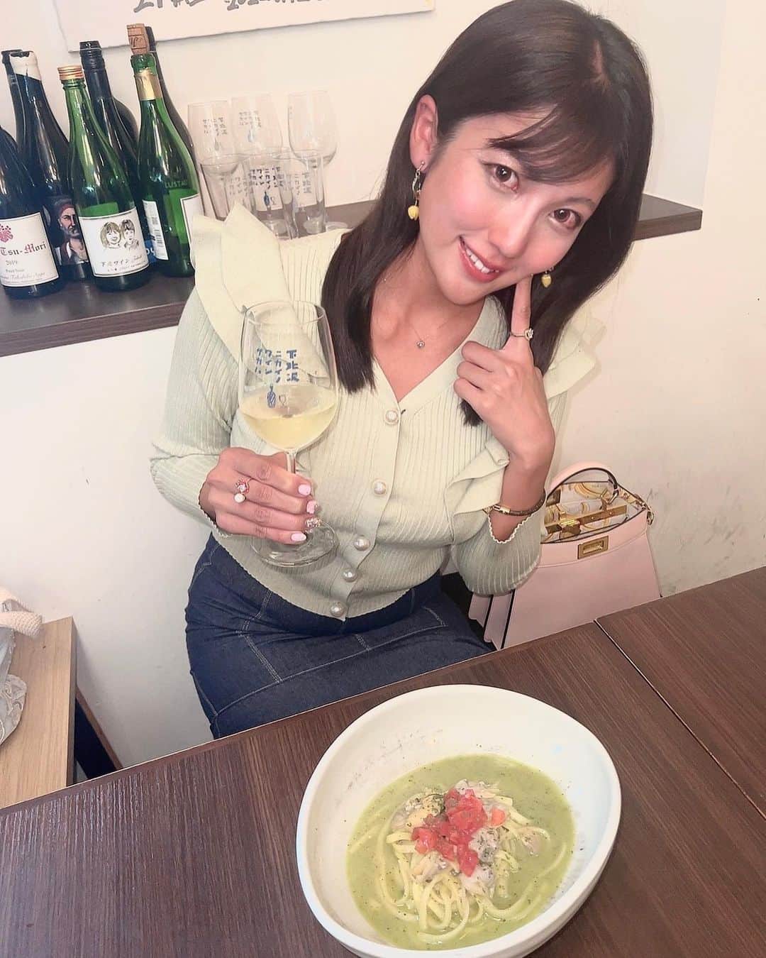 神谷麻美さんのインスタグラム写真 - (神谷麻美Instagram)「︎ #下北沢ニカイノワインサカバ 行ったよ︎👸🍷🍇💖💕︎✨️  #ワイン好き がカジュアルに楽しむワイン好きのお店で、お料理はワインに合うものばかり🥰🍷💖✨️  4種の貝の白ワイン蒸しのスープを パスタで食べたのが、凄く美味しかった🐚‎🥰💖✨️  シャインマスカットのカプレーゼは可愛いし、美味しいっ🍇🥰✨️ シャインマスカットのこぼれスパークリングもおいしかったぁ🥂🥰💖✨️  🍷お料理 ワインに合う人気料理5品 ・シャインマスカットとモツァレラのカプレーゼ ・シンガポールペーパーチキン ・いろいろ貝の山盛り白ワイン蒸し ・貝のスープで作るパスタ ・石焼き牛ハラミステーキ  全部すごく美味しかった🍷🥰💖✨️  PR @nikaino_winesakaba #PR  #下北沢ワイン #下北沢グルメ #ワイン好きと繋がりたい #ワイン初心者大歓迎 #ワイン居酒屋 #ニカイノワインサカバ #下北沢居酒屋」10月24日 17時16分 - asamice428