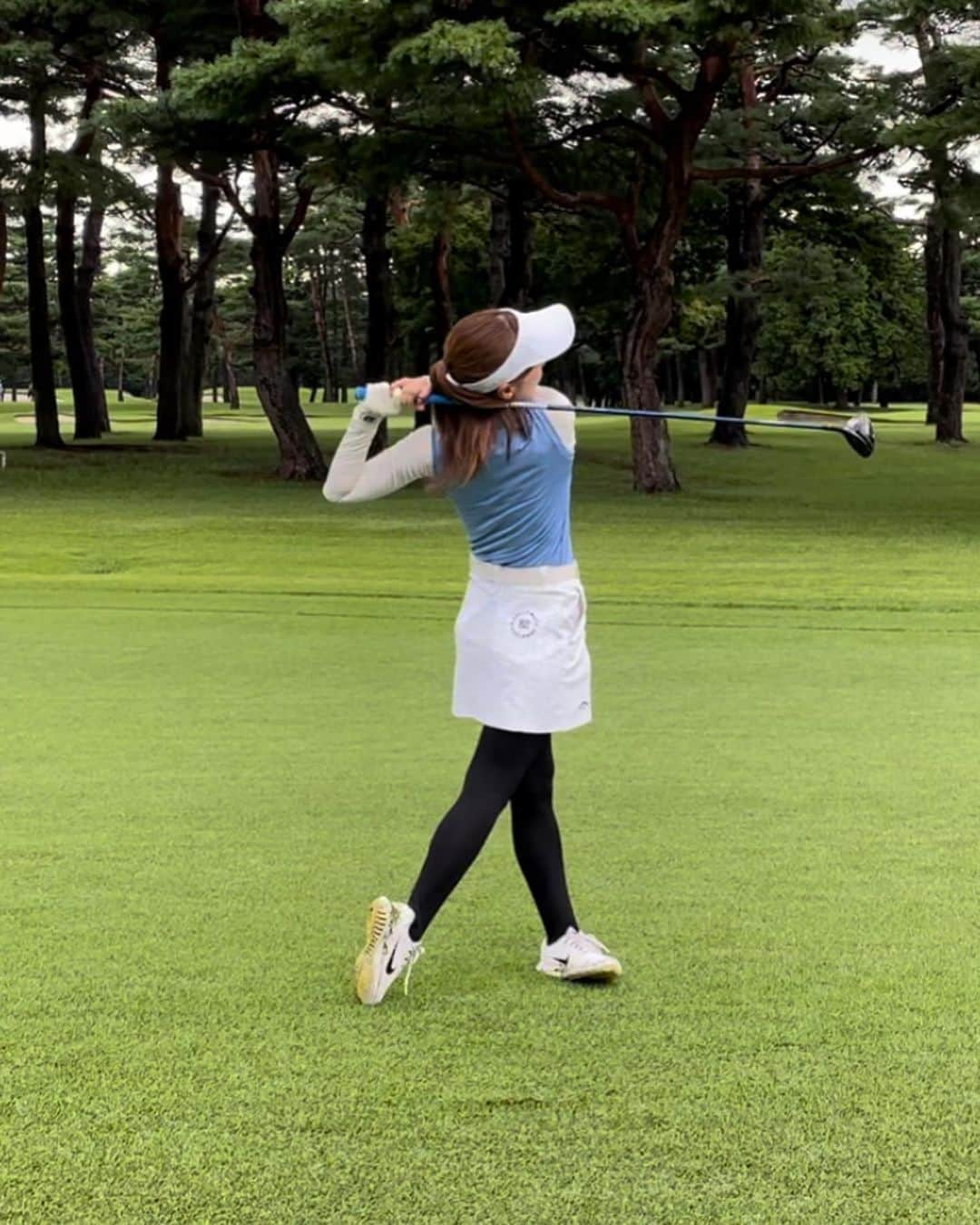 高橋友希子さんのインスタグラム写真 - (高橋友希子Instagram)「〖トップでひじが伸びない〗 ⁡ ⁡ “トップの時の左ひじの曲がってしまいます” というお悩みの方も沢山います🤲🏻 ⁡ ⁡ レッスンをしていてわかった事は 無理やり、頑張って、 ピンッと伸ばそうとするとかえって ⁡ ⁡ ✔︎力みやすくなったり ✔︎タイミングがとりずらくなり ⁡ ⁡ ミスショットになる人が多いです🥲 ⁡ ⁡ ⁡ ⁡ 【そのような人はどうする？】 ⁡ まずこの2つをチェックしてみてください🙌🏻 ⁡ ・腕を伸ばしてトップを作ったときに 　肩周辺が力んでないか？ ・腕がプルプル震えていないか？ ⁡ ⁡ ⁡ ⁡ 【これに当てはまる人は？】 ⁡ 少しヒジをたわませる程度なら 曲がってても大丈夫です🙆🏼‍♀️ ⁡ (トップに上げたとき、 右肩のとなりに手元がある人は ヒジが曲がりすぎて アーリーリリースの原因になるの注意です⚠️) ⁡ ⁡ ⁡ トップの左ヒジでお悩みの方は ぜひ参考にしてみてください✨ ⁡ ⁡ トップが決まると気持ちよく 振り切れるようになります😊👍🏻 ⁡ ⁡ ⁡ ⁡ ⁡ ⁡ 練習の時に見返せるように 「保存」しておくと便利です❣️ ⁡ ⁡ 投稿の感想を「」のスタンプで 教えてください♪ ⁡ 参考になった→🪽 やってみる→🪽✨ ⁡ ⁡ 質問・リクエストがあればコメント欄へ🙌🏻 ⁡ ┈┈┈┈┈┈┈┈┈┈┈┈┈┈┈┈┈┈┈┈ ✩𝐏𝐫𝐨𝐟𝐢𝐥𝐞✩ 〜ゴルフの理論をシンプルに〜 初心者〜100切りを目指している方を対象に 東京・千葉・横浜でレッスンをしています🤝🏻 ⁡ ・レッスン累計4500件 ・初心者〜5ヶ月で100切り達成 ⁡ 👱🏻‍♀️ BEST 66・レッスン歴9年目・ゴルフ歴30年 美容・健康・海が大好きです🐚💙 ⁡ ┈┈┈┈┈┈┈┈┈┈┈┈┈┈┈┈┈┈┈┈ 【レッスン空き状況】 📢毎月10日に日程をお知らせします (次回11/10 19:00頃) ⁡ 最新の空き状況は 『11月のレッスン日程』の投稿で確認できます👍🏻 → @yukiko_golf_1213 ⁡ ┈┈┈┈┈┈┈┈┈┈┈┈┈┈┈┈┈┈┈┈ 【レッスンのご予約や詳細について】 ⁡ トップページ→ @yukiko_golf_1213の リンクからホームページをご覧ください✨ ⁡ その他、わからないことがあれば お気軽にお問合せください☺️ ⁡ 【お問合せ】 📧yukiko.golf72@gmail.com ⁡ ┈┈┈┈┈┈┈┈┈┈┈┈┈┈┈┈┈┈┈┈ #ゴルフ #ゴルフの練習 #ゴルフ初心者 #スイング作り #Instagramでゴルフの勉強」10月24日 17時16分 - yukiko_golf_1213