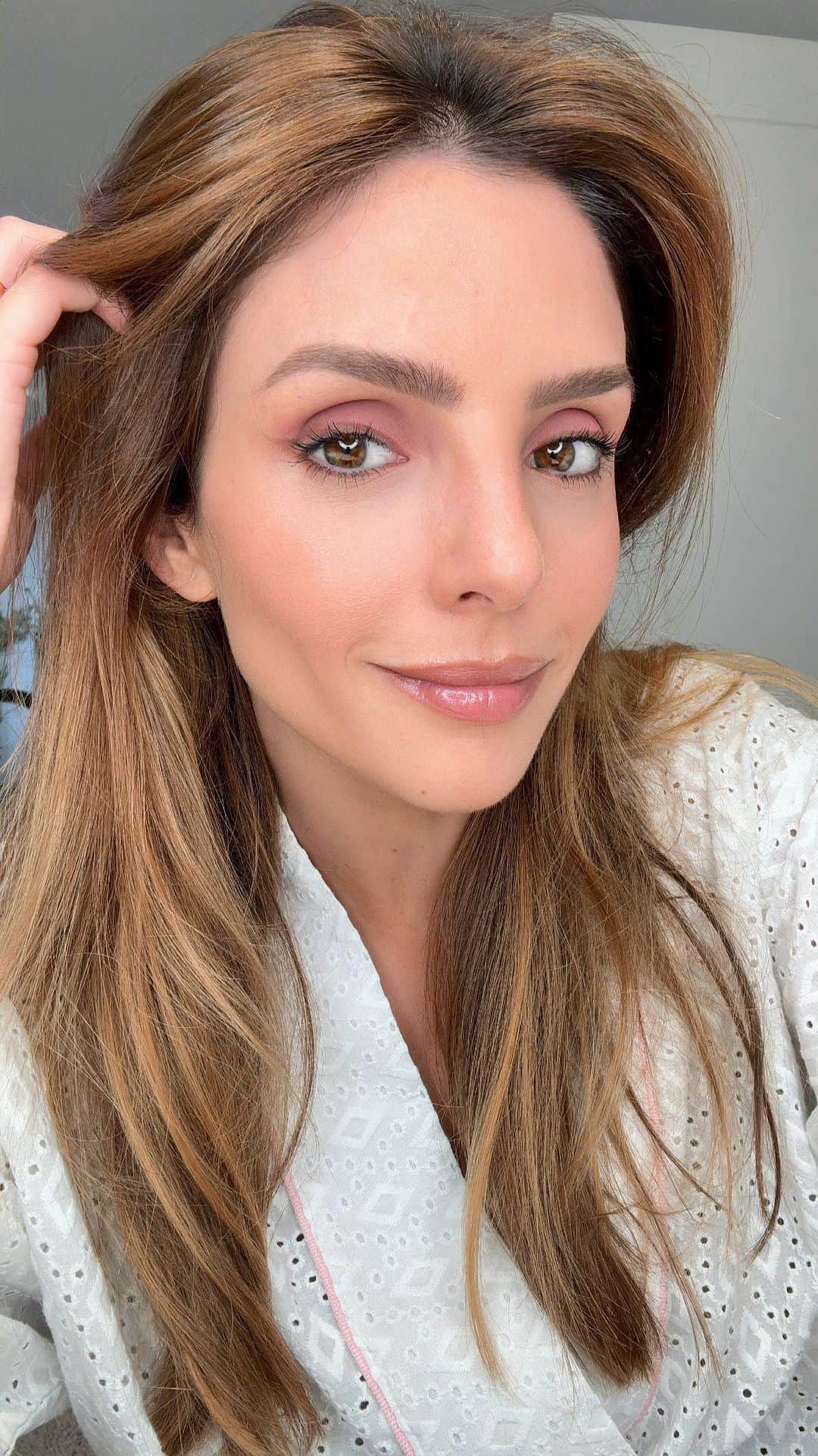 カロリーネ・セリコのインスタグラム：「#CaCelicoBeauty | inspiração da semana no rosinha da @brunatavares cores Tea Rose & Herminone, gostou?」