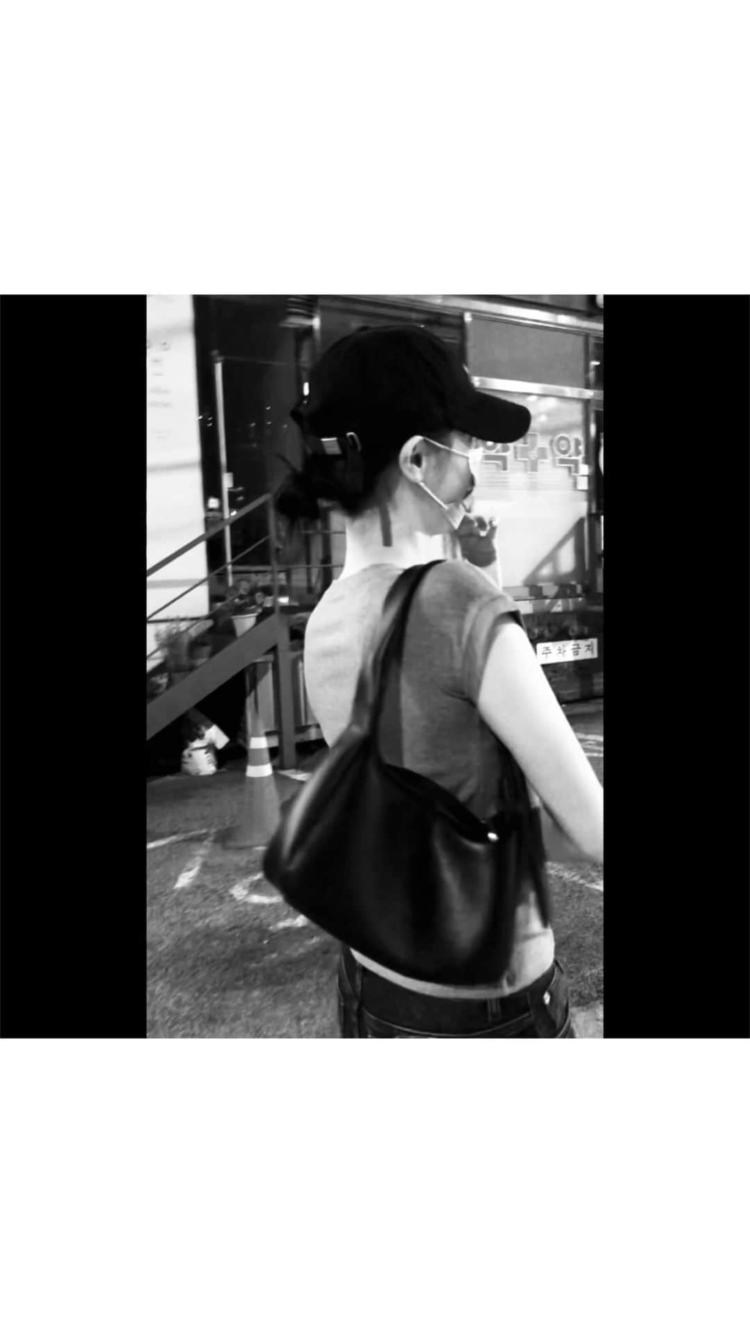 キム・イェウォンのインスタグラム：「세젤귀 엄마 찍으니까 똑같이 따라 찍는 엄마 :) 📹 보통의 저녁 위드 마미👩🏻‍❤️‍👩🏻」
