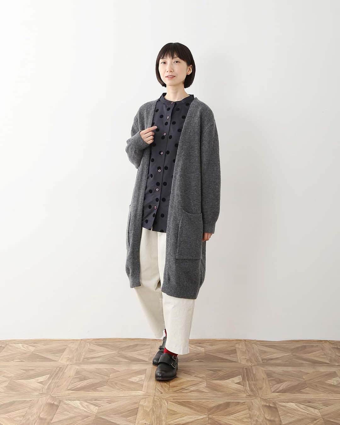 ナチュランのインスタグラム：「【 暮らしの服 】今ちょうどいい、ロングカーディガン  ・  お値段以上のデザイン、クオリティに定評のある「COLORK」より、 いまの季節にちょうどいいロングカーディガンが届きました。  どんなテイストの装いにもマッチする着回し力の高さで、 ライトアウターとしても活躍する一品。  税込み6,490円というお手頃プライスなので、 色違いで揃えるのもおすすめですよ♪  モデル身長：158cm  -----------------------------  ■COLORK ふわふわニットロングカーディガン ¥6,490 (税込) ホワイト[ 注文番号：CLK-4A84-3051-A ] ブラウン[ 注文番号：CLK-4A84-3051-B ] グレー[ 注文番号：CLK-4A84-3051-C ] ブラック[ 注文番号：CLK-4A84-3051-D ]  -----------------------------  ▶️商品詳細やお買い物は写真のタグをタップ またはプロフィール（@natulan_official）から 「ナチュラン」のサイトにアクセスして 注文番号や商品名を検索してみてくださいね。  #lifewear #fashion #natulan #今日のコーデ #コーディネート #ファッション #ナチュラル #ナチュラン #日々の暮らし #暮らしを楽しむ #シンプルライフ #デイリーコーデ #プチプラコーデ #大人のプチプラ #大人カジュアルコーデ #大人服 #おしゃれな人と繋がりたい #カーディガン #ロングカーディガン #ニットカーディガン #シンプルコーデ #着回しコーデ #秋ファッション #プチプラファッション #秋コーデ #natulan_official.」