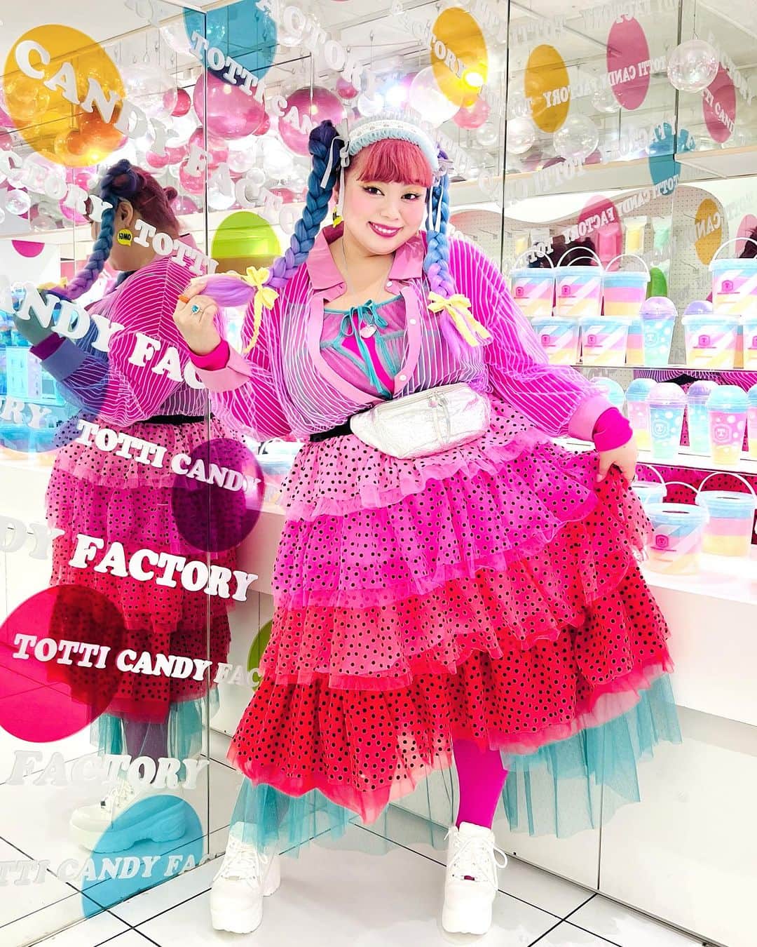 桃果愛さんのインスタグラム写真 - (桃果愛Instagram)「🎀🍭..  初めての #デコラ 似合う？🥳 そして初めてのインスタのアンケート機能。 (ポジティブ選択肢しかない。笑)  普段しないファッションをして楽しかった！  Pink tights @fukuske_press   Love yourself and be happy ! Ai Momoka💋  #decorafashion #harajukustyle #tokyofashion #原宿ファッション #ハロウィンコスプレ #カラフルコーデ」10月24日 17時21分 - ai_momoka.plussizemodel