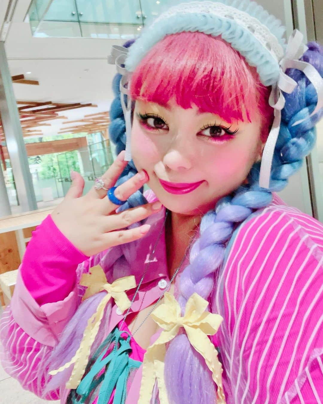 桃果愛さんのインスタグラム写真 - (桃果愛Instagram)「🎀🍭..  初めての #デコラ 似合う？🥳 そして初めてのインスタのアンケート機能。 (ポジティブ選択肢しかない。笑)  普段しないファッションをして楽しかった！  Pink tights @fukuske_press   Love yourself and be happy ! Ai Momoka💋  #decorafashion #harajukustyle #tokyofashion #原宿ファッション #ハロウィンコスプレ #カラフルコーデ」10月24日 17時21分 - ai_momoka.plussizemodel