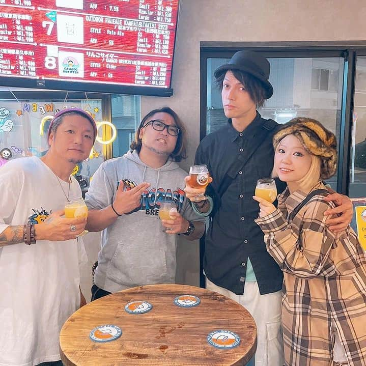 堀之内大介のインスタグラム：「日本に帰ってきてた大親友レイくんと約３年ぶりの再会‼️🎸🥁🎤大好きなUquiさんとMAHさんと一緒に🍻みんなで会っただけで、あの当時の雰囲気に戻れて笑いあって、でもみんな進化してるのもわかって‼️本当に良い夜でした😭👍 お互いの近況報告だけでも一瞬で時間過ぎちゃうくらい話は尽きないし、明らかにパワーアップして帰ってきたレイくんにめちゃくちゃ刺激もらったし、いままた一緒に音出したらどんな演奏になるんだろうとか夢が膨らみました😊✨」