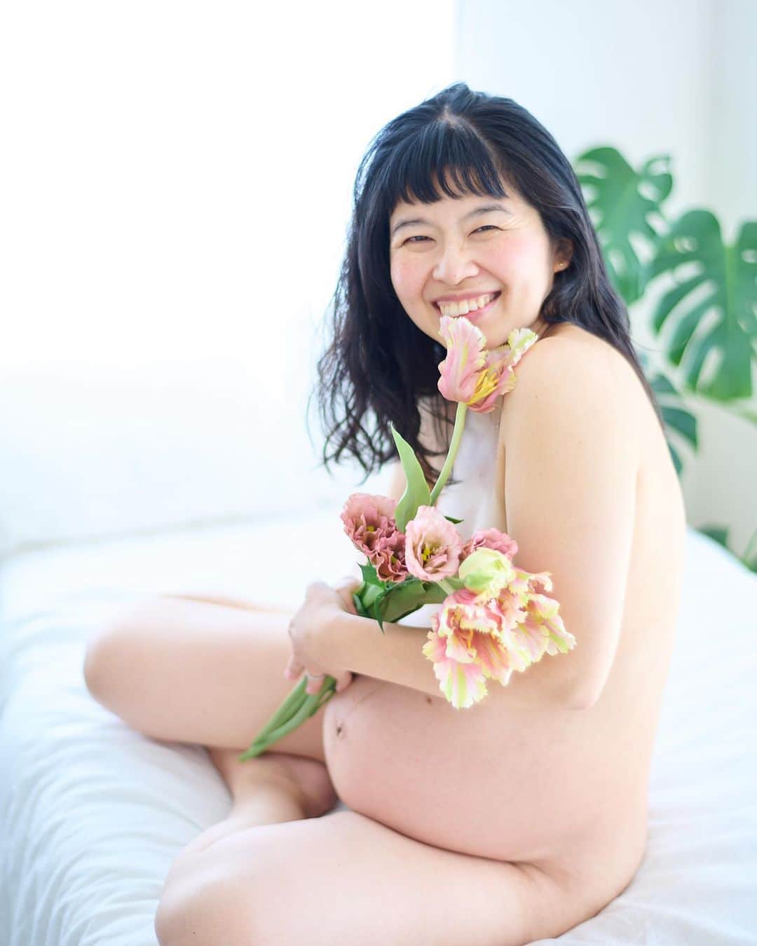 花盛友里のインスタグラム：「5度もの流産を経て、こんなに大きくなったお腹！！！！！ 愛おしさで胸がいっぱいになりました。  これまで夫婦2人たくさんのことを乗り越えてきたんだなと思うと2人の笑顔が何倍にもかがやいてみえて、言葉の一つ一つ一つも全部残したい！！って思いました。  こんなに大切な機会を私に託してくれること、本当に嬉しい！ぁぁ写真やってきてよかった！！って心から思えるんだよなぁ。  べびちゃんが産まれるまではドキドキだけど、本当におめでとうございます、そして、こちらの世界で待ってるよべびちゃん！」