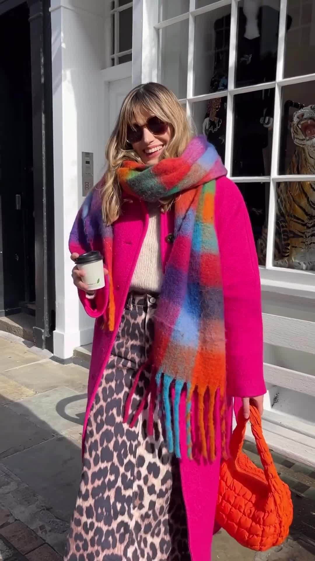 アクセサライズのインスタグラム：「This is your sign to take a coffee break (and a reason to show off your new Accessorize scarf) @juliaindisguise 🧣⁠」