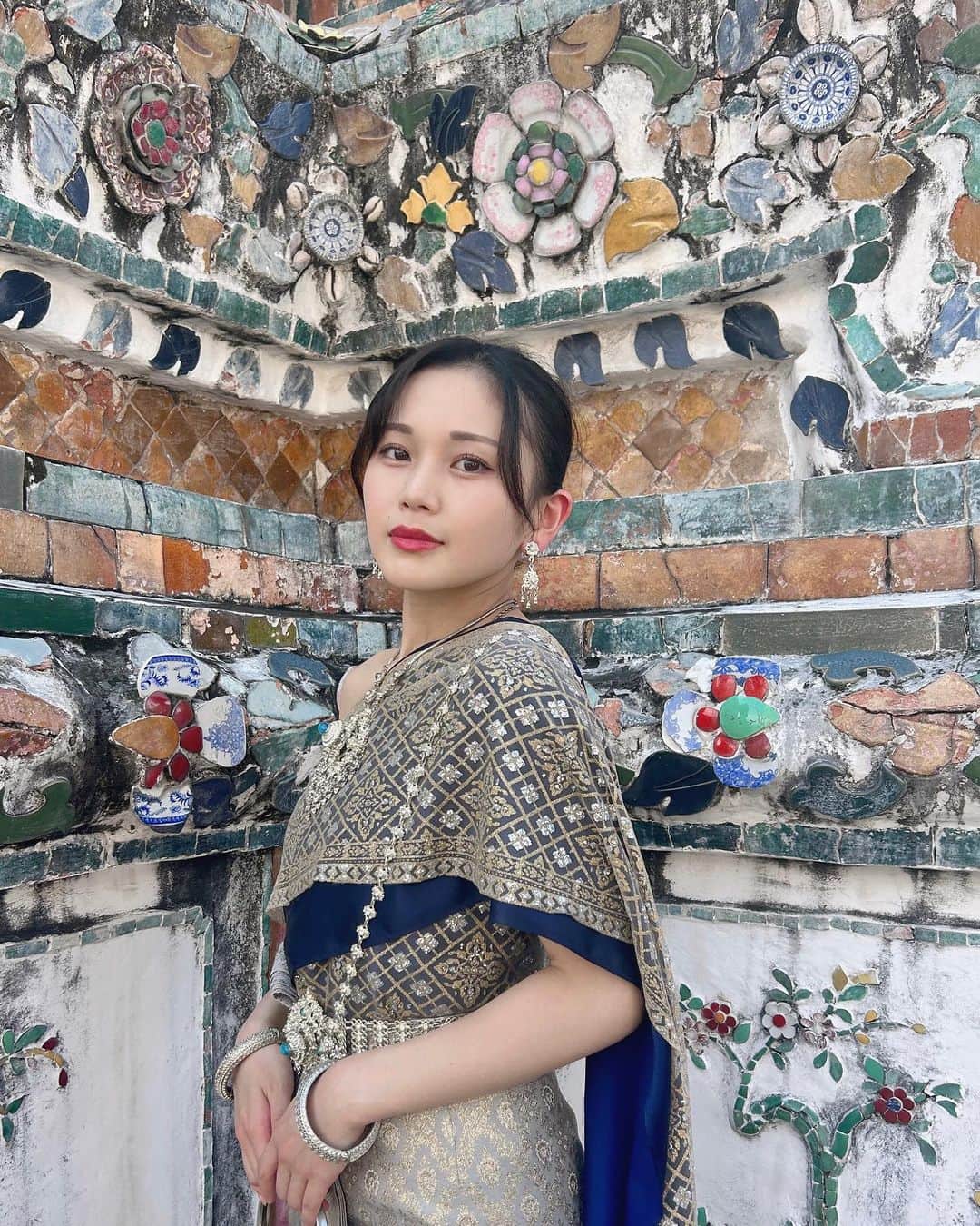 平井美葉さんのインスタグラム写真 - (平井美葉Instagram)「♡🇹🇭♡  タイの伝統衣装「シワーライ」を着てタイを観光しました！ なんだかお姫様になった気分🫶  色は自分で選んだの！ 私は寒色系でまとめてみたよ〜♫ こういう色が好きだし得意な気がしているのでね☺️💙  …似合ってますか？？  #thai #thailand #シワーライ #伝統衣装  #beyooooonds #helloproject #ハロプロ #アイドル #配信見てね！」10月24日 17時37分 - miyo_hirai.official