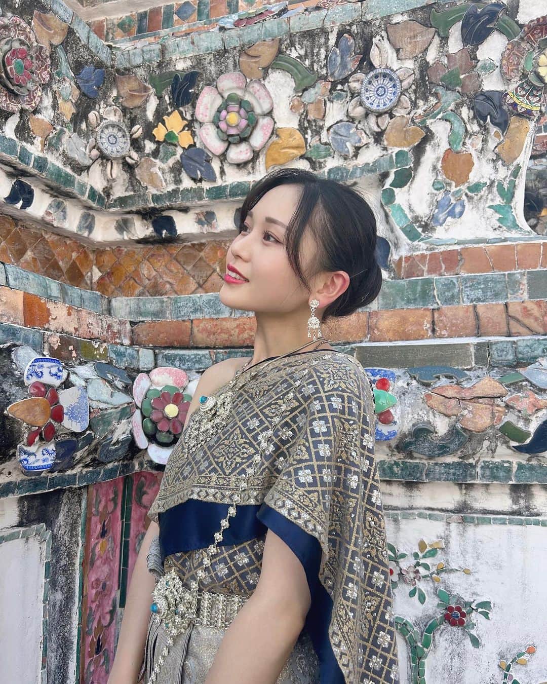 平井美葉のインスタグラム：「♡🇹🇭♡  タイの伝統衣装「シワーライ」を着てタイを観光しました！ なんだかお姫様になった気分🫶  色は自分で選んだの！ 私は寒色系でまとめてみたよ〜♫ こういう色が好きだし得意な気がしているのでね☺️💙  …似合ってますか？？  #thai #thailand #シワーライ #伝統衣装  #beyooooonds #helloproject #ハロプロ #アイドル #配信見てね！」