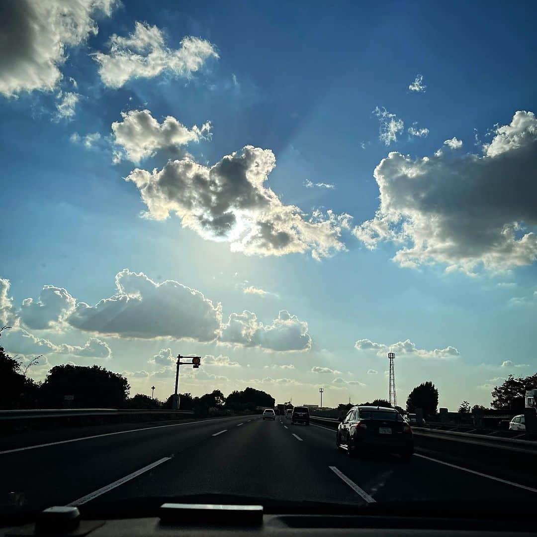田中香子さんのインスタグラム写真 - (田中香子Instagram)「10月暮れの、夏の雲。 もくもく美味しそう☁️  #sooの撮り空」10月24日 17時37分 - soo.yt