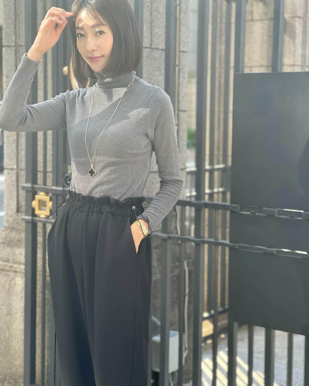 木本泉さんのインスタグラム写真 - (木本泉Instagram)「- お散歩しても気持ち良い季節🍂  朝夕は寒くなってきたかな？と思うけれど日中はまだまだ暑いですね☀️  公園で日向ぼっこされている方を沢山見かけました⛲️  パンツは今日発売！ ウエストゴム&調整できて、かなーり履きやすい⭕️ 高見えパンツです。  今日はヒールに合わせてるけど、スニーカー合わせでも可愛い👟」10月24日 17時30分 - izumikimoto