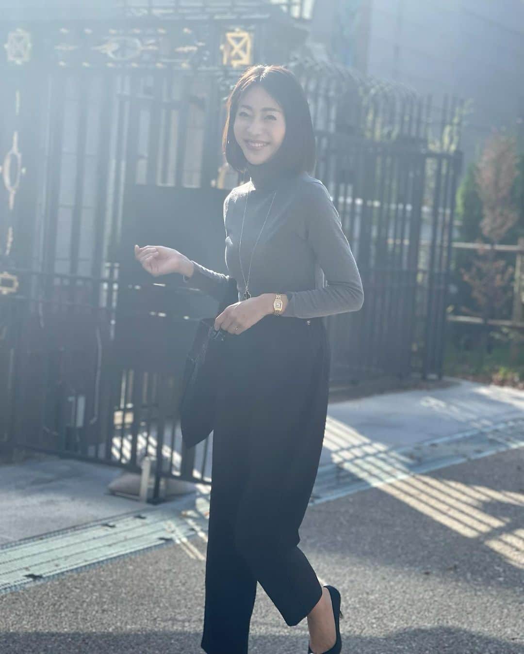 木本泉のインスタグラム：「- お散歩しても気持ち良い季節🍂  朝夕は寒くなってきたかな？と思うけれど日中はまだまだ暑いですね☀️  公園で日向ぼっこされている方を沢山見かけました⛲️  パンツは今日発売！ ウエストゴム&調整できて、かなーり履きやすい⭕️ 高見えパンツです。  今日はヒールに合わせてるけど、スニーカー合わせでも可愛い👟」