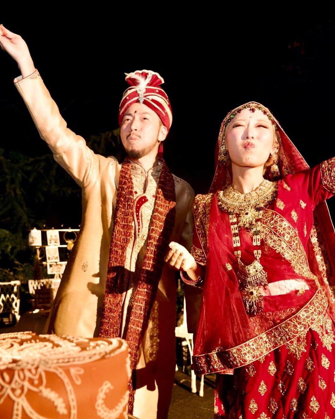 くまみきさんのインスタグラム写真 - (くまみきInstagram)「お色直しは…インドでした🤣！  披露宴後半はインドの結婚式をテーマに、インドのレヘンガっていうドレスを着て、ファーストバイトは手で食べて、キューピッド達も踊り始めて💃🕺✨ ここには写真ないけどテーブルラウンドはゲストのみんなにもビンディーつけてベール巻いて写真撮りました🤣めちゃくちゃ楽しかった🤣  ちなみにインドの結婚式は1週間やるらしい😶すご笑  #wedding #weddingcake #結婚式 #披露宴 #お色直し #インド #レヘンガ #ウェディングケーキ #ウェディング #インド結婚式 #indianwedding #india #rrr #rrrmovie  #少人数婚 #砧公園 #世田谷美術館 #世田谷美術館ルジャルダン」10月24日 17時31分 - kumamiki